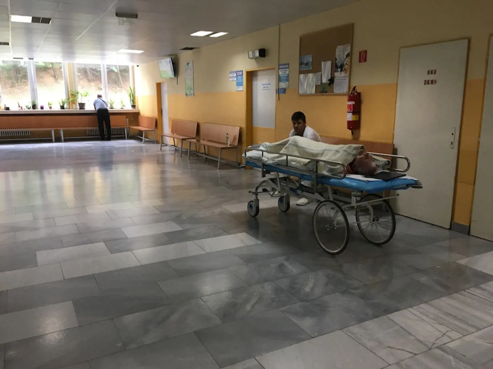 V tomto vestibule prešovského monobloku čakajú pacienti na sanitky. 