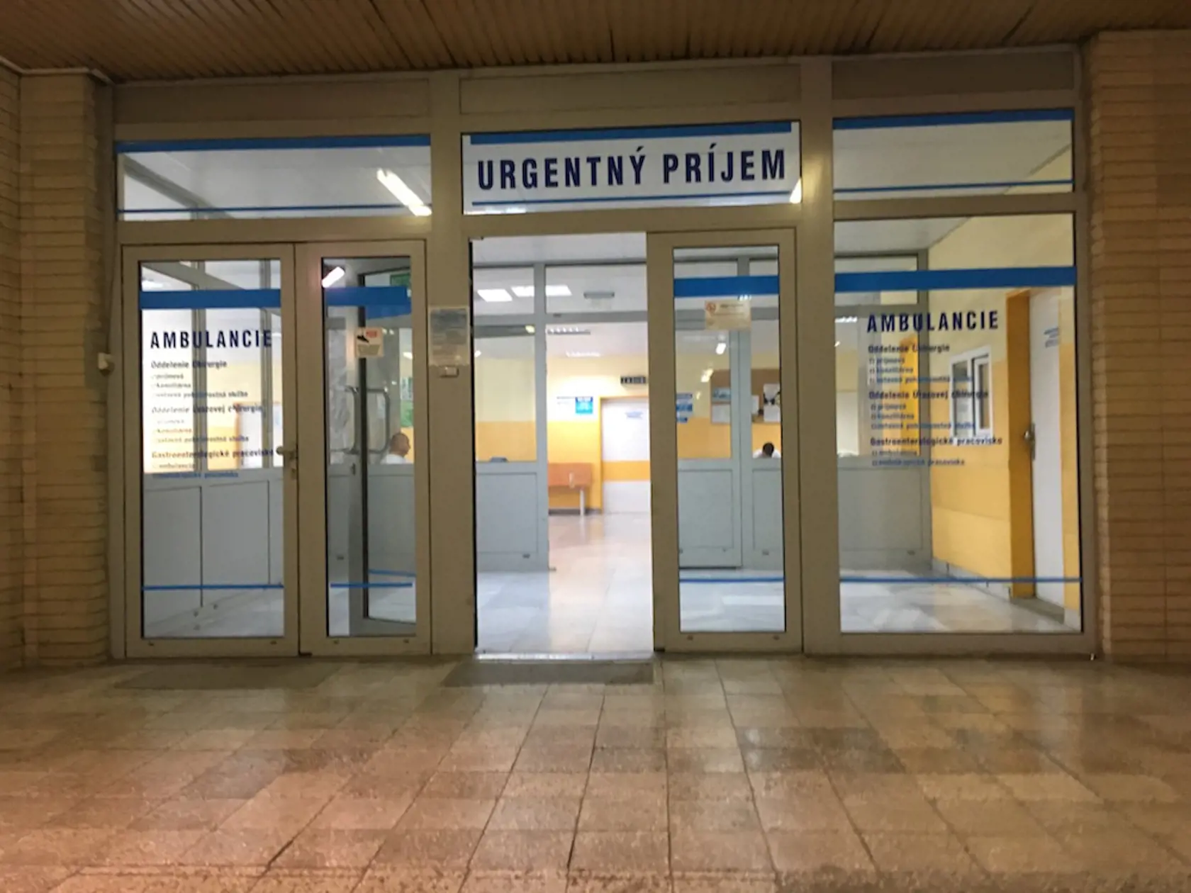 Vstup do vestibulu, odtiaľ odvážajú sanitky pacientov. 