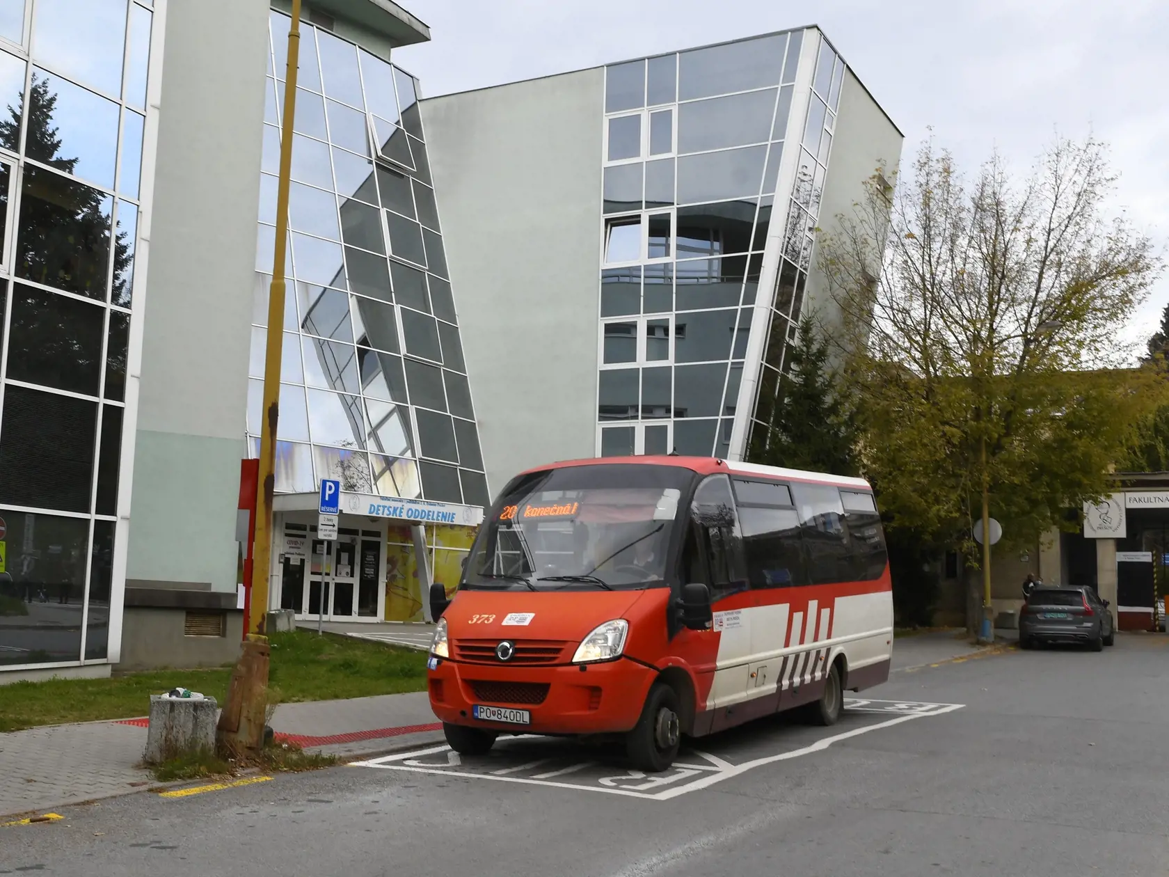 Novú linku autobusu č. 20 z Hlavnej ulice do areálu Fakultnej nemocnice J. A. Reimana zriadil DPMP od 21. októbra 2021. Na snímke autobus č.20 na jednej zo zastávok v areáli nemocnice. Prešov 21. októbra 2021  FOTO TASR – Milan Kapusta
