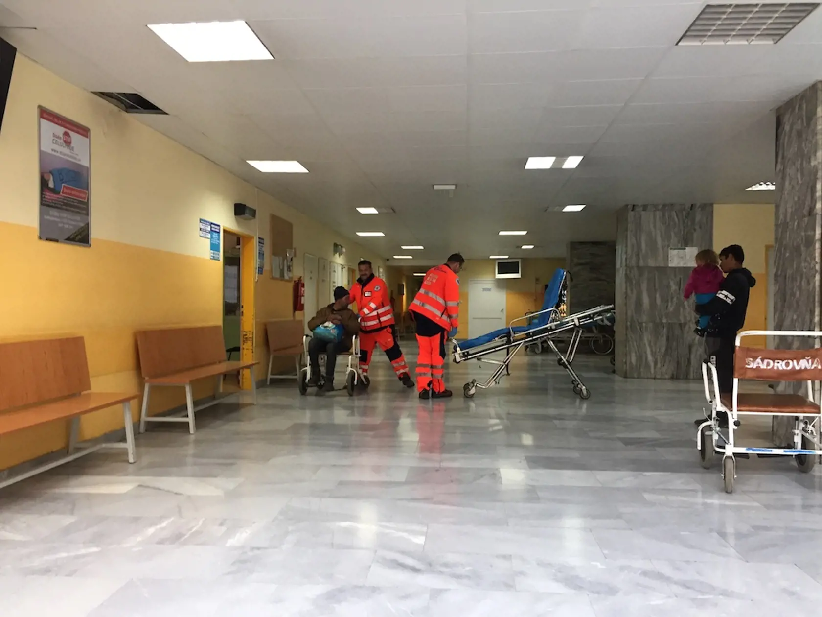 Vo vestibule chirurgického monobloku sú pohotovostné chirurgické ambulancie.