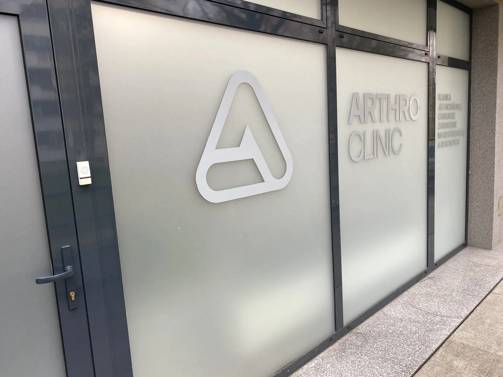 Súkromná jednodňová traumatologická ambulancia v Prešove je zriadená v bývalom stomatologickom pavilóne na Sídlisku III. V deň našej návštevy tam boli naplánované operačné zákroky, v popoludňajšom rozpise bol ako operatér primár nemocničného traumatologického oddelenie.