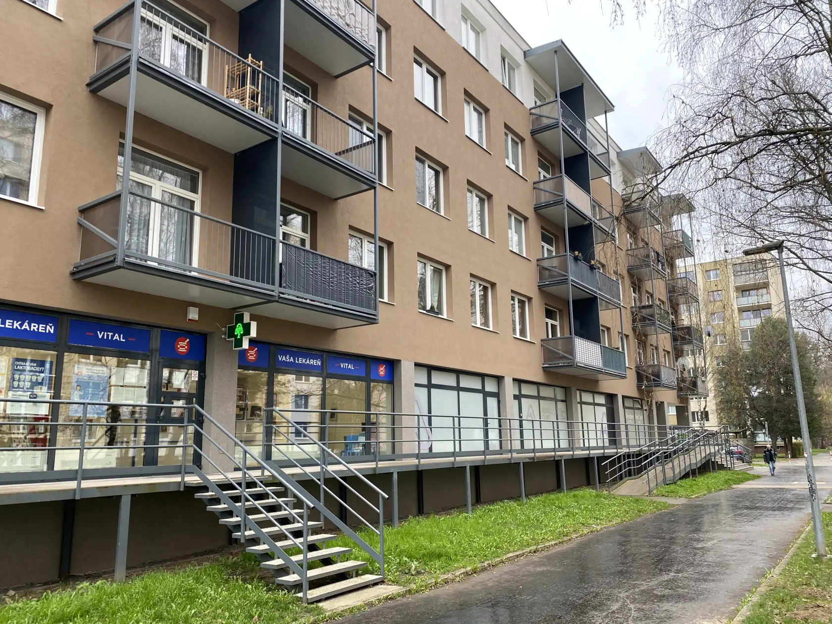 Súkromná jednodňová traumatologická ambulancia v Prešove je zriadená v bývalom stomatologickom pavilóne na Sídlisku III. V deň našej návštevy tam boli naplánované operačné zákroky, v popoludňajšom rozpise bol ako operatér primár nemocničného traumatologického oddelenie.