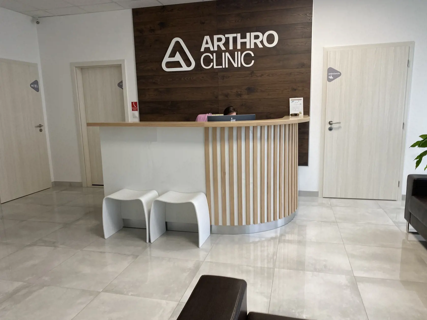 Súkromná jednodňová traumatologická ambulancia v Prešove je zriadená v bývalom stomatologickom pavilóne na Sídlisku III. V deň našej návštevy tam boli naplánované operačné zákroky, v popoludňajšom rozpise bol ako operatér primár nemocničného traumatologického oddelenie.