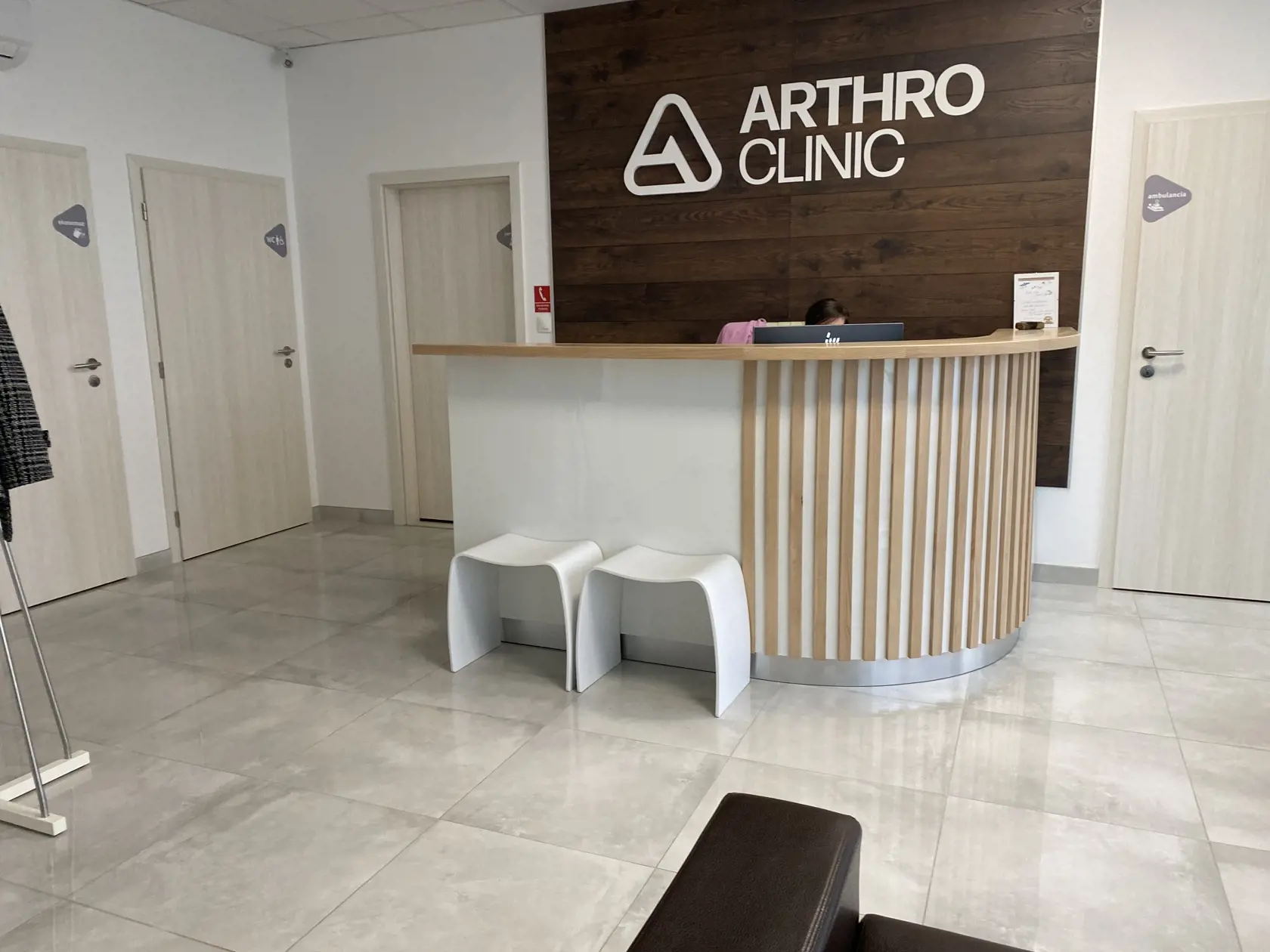 Recepcia súkromnej jednodňovej traumatologickej ambulancie v Prešove.