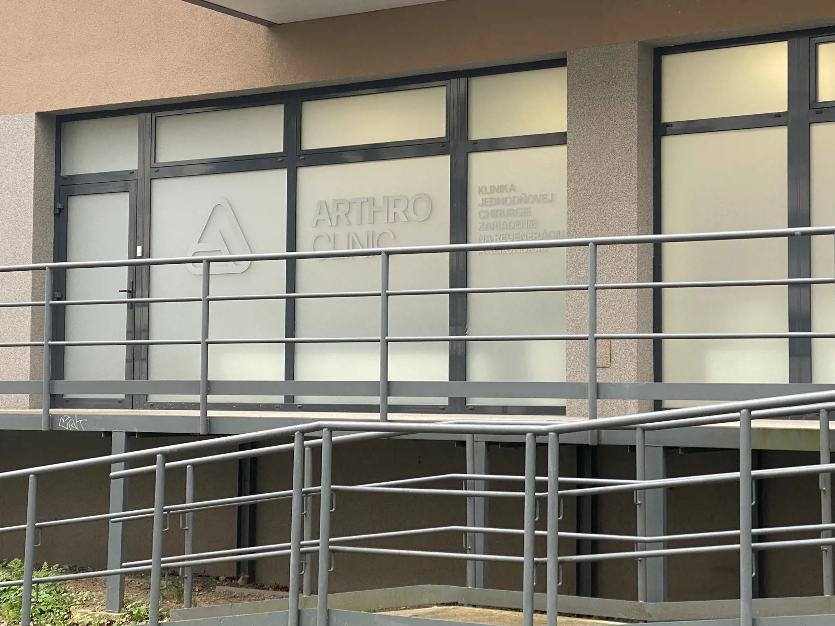 Súkromná jednodňová traumatologická ambulancia v Prešove je zriadená v bývalom stomatologickom pavilóne na Sídlisku III. V deň našej návštevy tam boli naplánované operačné zákroky, v popoludňajšom rozpise bol ako operatér primár nemocničného traumatologického oddelenie.