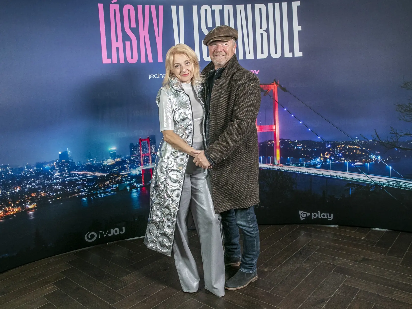 Premiéra jojkárskeho seriálu Lásky v Istanbule. Maroš Kramár vo vrúcnom objatí s Veronikou Žilkovou.