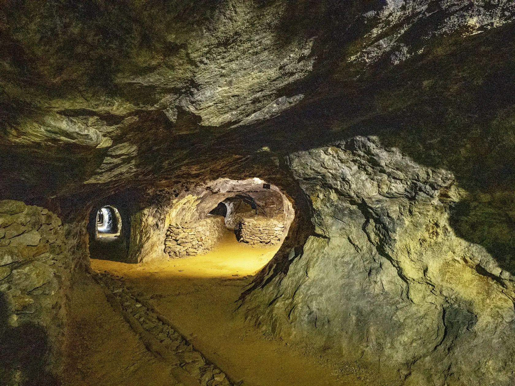 Impozantné. Podzemné priestory sú obrovské, štyri úrovne zaplavila voda.