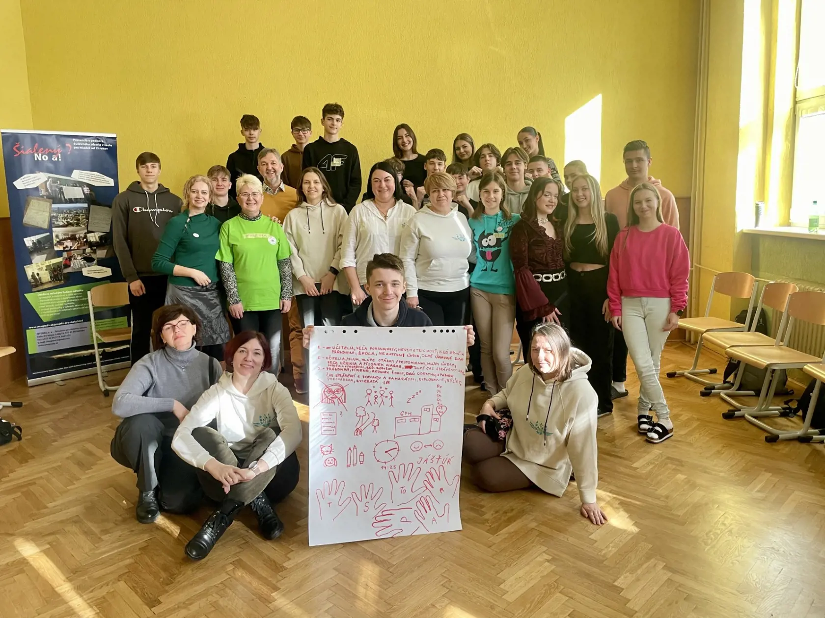 Výnimočnosť ich programu spočíva práve v tom, že vzdelávanie nerealizujú formou prednášok. „Ľudia s osobnou skúsenosťou s psychickými problémami dodávajú mladým ľuďom odvahu zobrať svoj život do vlastných rúk. Takmer v každej triede sedia žiaci, ktorí majú problémy. Dať im malú iskierku nádeje na cestu, je na nezaplatenie," vraví Jana Hurová, riaditeľka združenia.