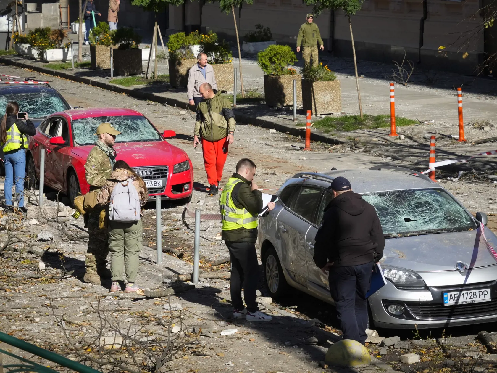 Na snímke policajti vyšetrujú na mieste po ruskom ostreľovaní v Kyjeve 10. októbra 2022.