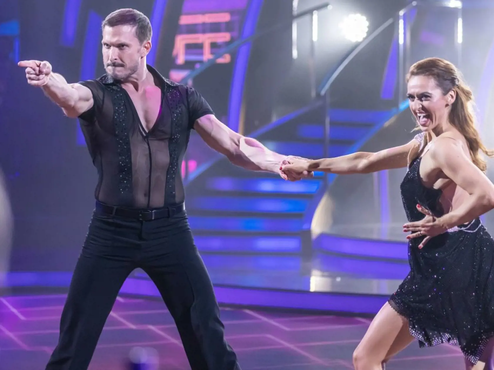 Ján Koleník a Vanda Pláková počas prvého kola Let's Dance. Herec predviedol suverénne najlepší výkon a vyslúžil si standing ovation. Po vystúpení vtipne komentoval svoje sieťkované tričko.