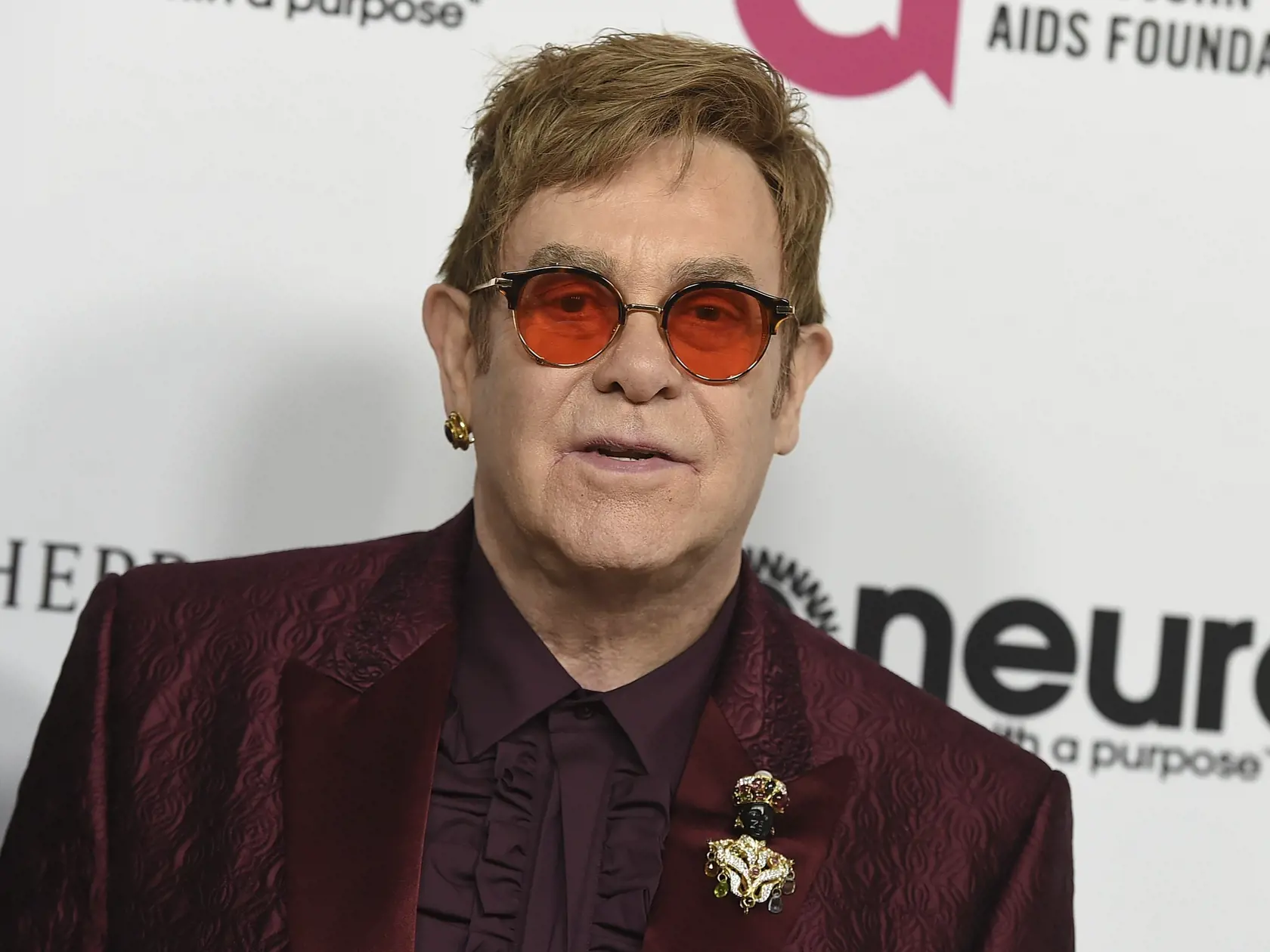 Elton John si v živote preskákal skutočne všeličím.