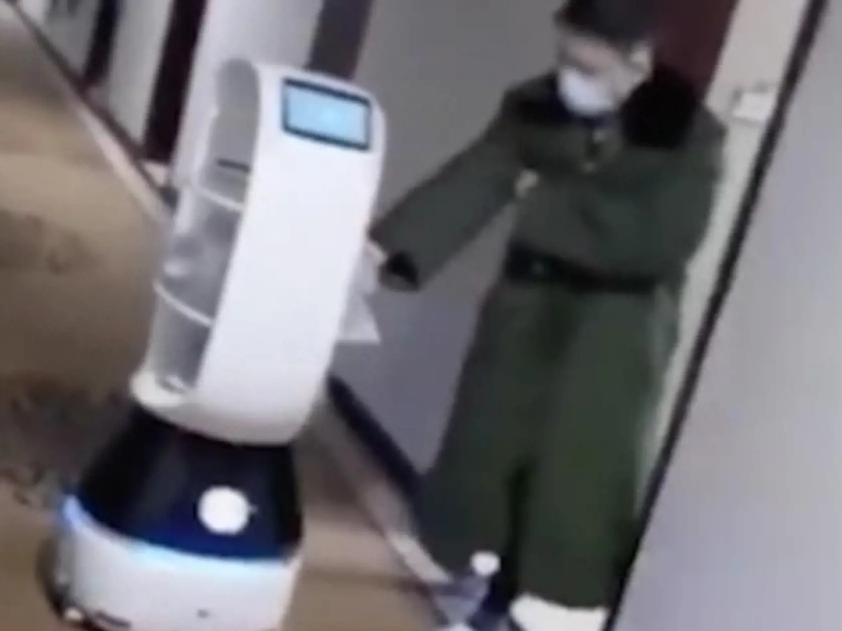 Roboty boli naprogramované tak, aby sa zastavili pri každých hotelových dverách, aby dodávali jedlo, spievali a pobavili hostí v karanténnej zóne
