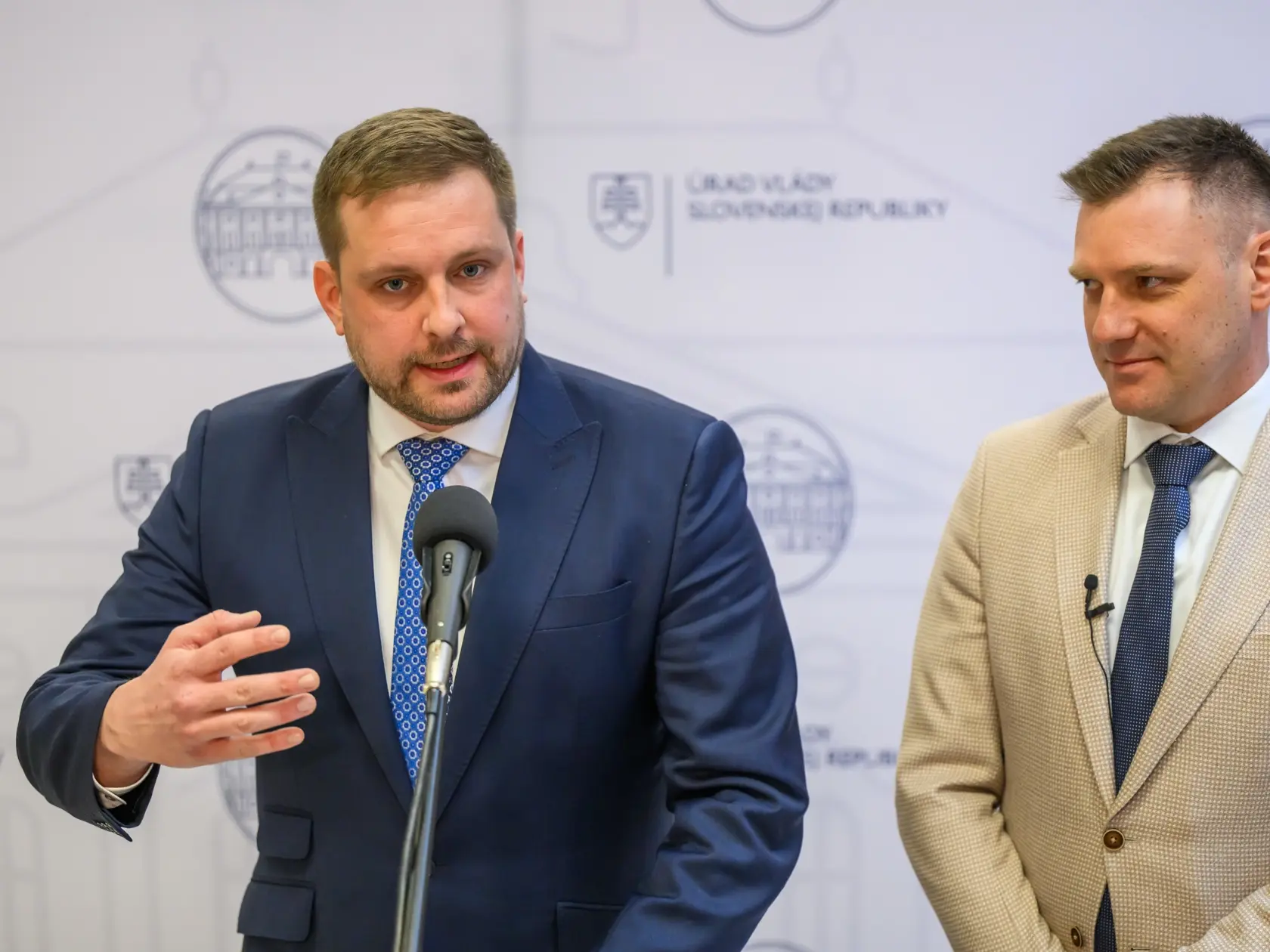 Na snímke zľava minister zdravotníctva SR Kamil Šaško (Hlas-SD) a podpredseda vlády a minister životného prostredia SR Tomáš Taraba (nominant SNS) rozprávajú s novinármi pred 75. schôdzou vlády SR v Bratislave 26. februára 2025. FOTO TASR - Jaroslav Novák