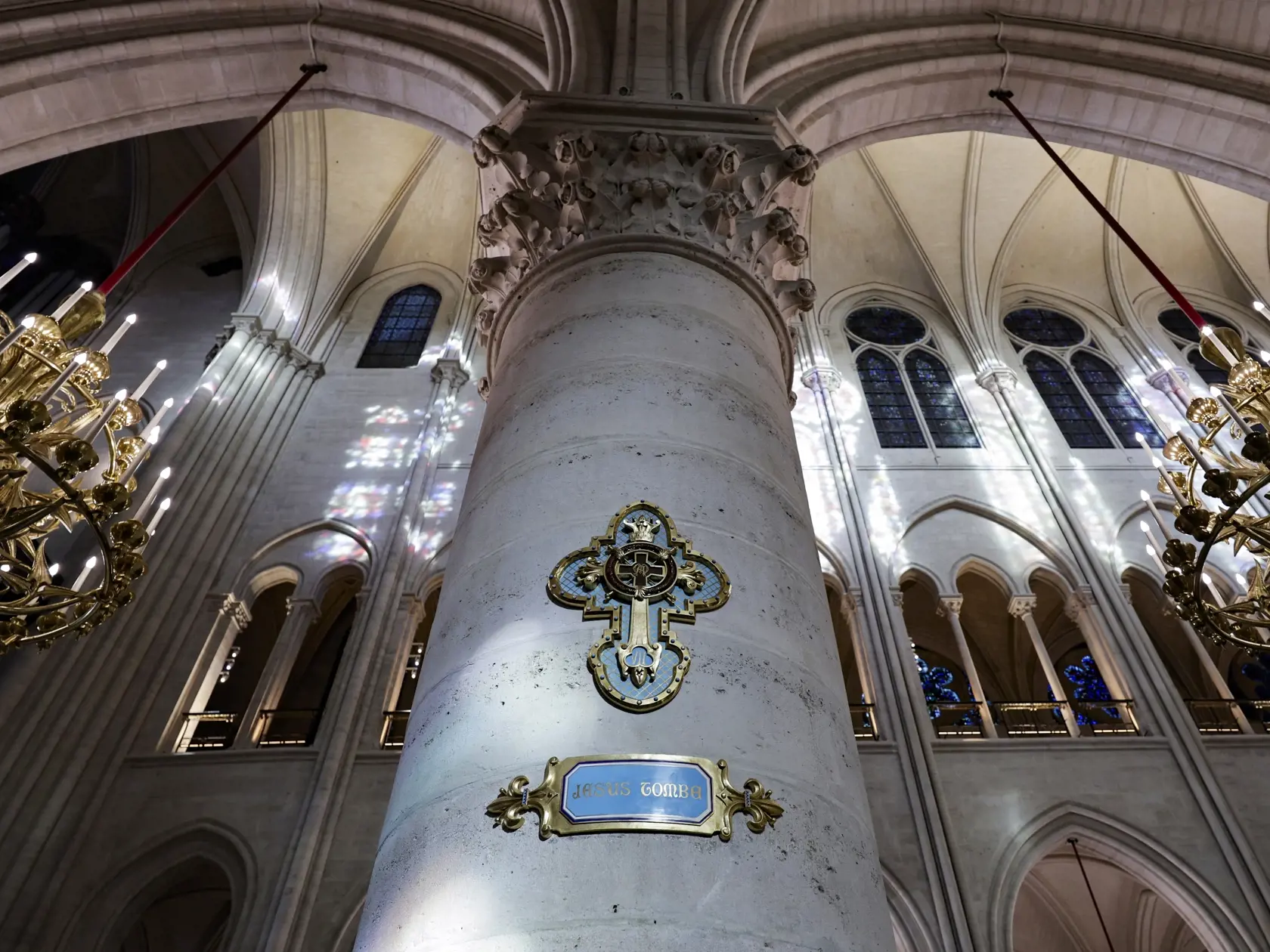WA 59 Paríž - Na snímke interiér zrekonštruovanej parížskej katedrály Notre- Dame počas návštevy francúzskeho prezidenta Emmauela Macrona v piatok 29. novembra 2024. Katedrálu pred piatimi rokmi významne poškodil požiar. Pamiatka zapísaná v svetovom dedičstve UNESCO bude slávnostne znovuotvorená v sobotu 7. decembra. FOTO TASR/AP

A view of Notre-Dame de Paris cathedral while French President Emmanuel Macron visits the restored interiors of the monument, Friday Nov. 29, 2024, in Paris. (Stephane de Sakutin, Pool via AP)