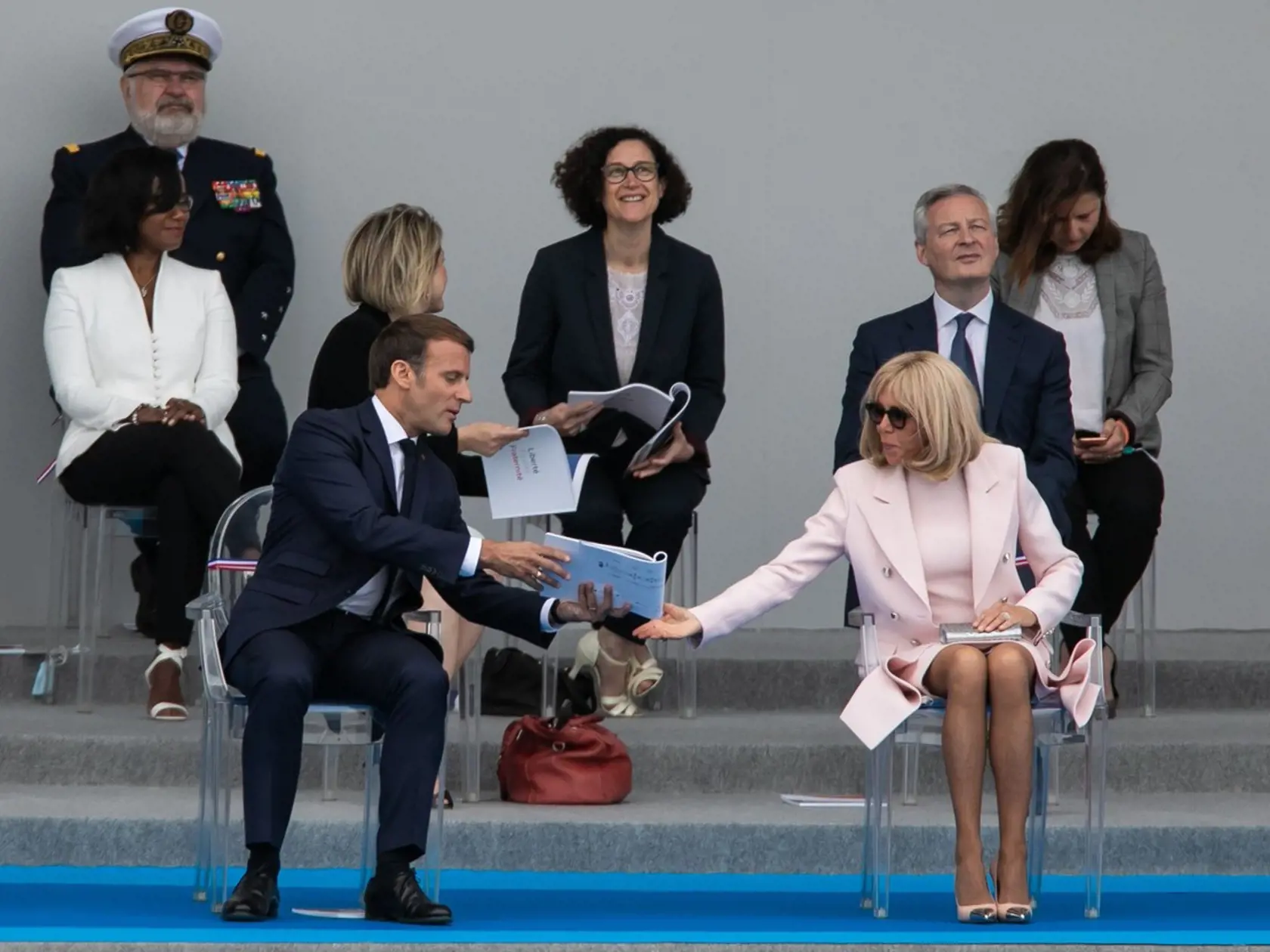 V záplave uniforiem vojakov a čiernych oblekov vynikala Brigitte na námestí Place de la Concorde najmä svetlými, kratšími šatami so sukňou po kolená.
