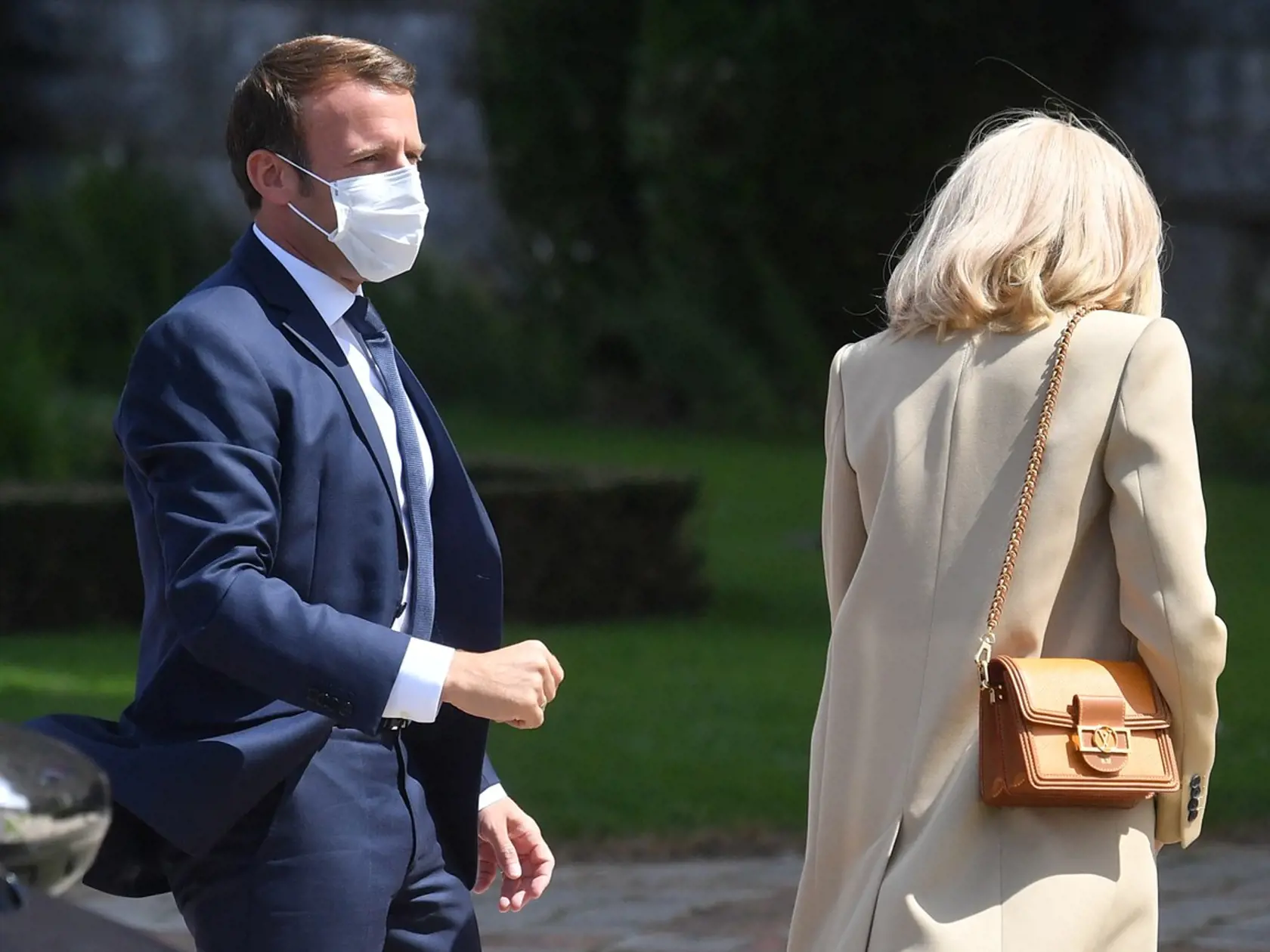 Prvá dráma Francúzska Brigitte Macron a jej značková kabelka Louis Vuitton za vyše 2700 eur.