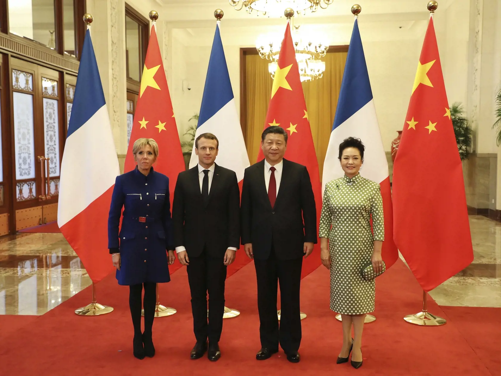 EBE 22 Peking - Na snímke druhý zľava francúzsky prezident Emmanuel Macron, vľavo jeho manželka Brigitte Macronová, druhý sprava čínsky prezident Si Ťin-pching  a vpravo jeho manželka Pcheng Li-jüan pózujú pre spoločnú fotografiu počas stretnutia v Pekingu 9. januára 2018. Macron s manželkou sú na oficiálnej návšteve Číny. FOTO TASR/AP 
French President Emmanuel Macron and his wife Brigitte Macron pose with Chinese President Xi Jinping, second right, and his wife Peng Liyuan during their meeting