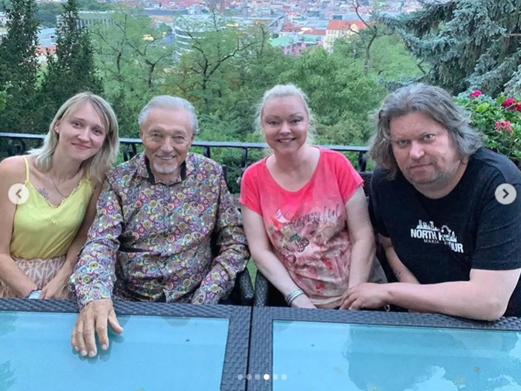 Urobili si veľa spoločných fotografií.