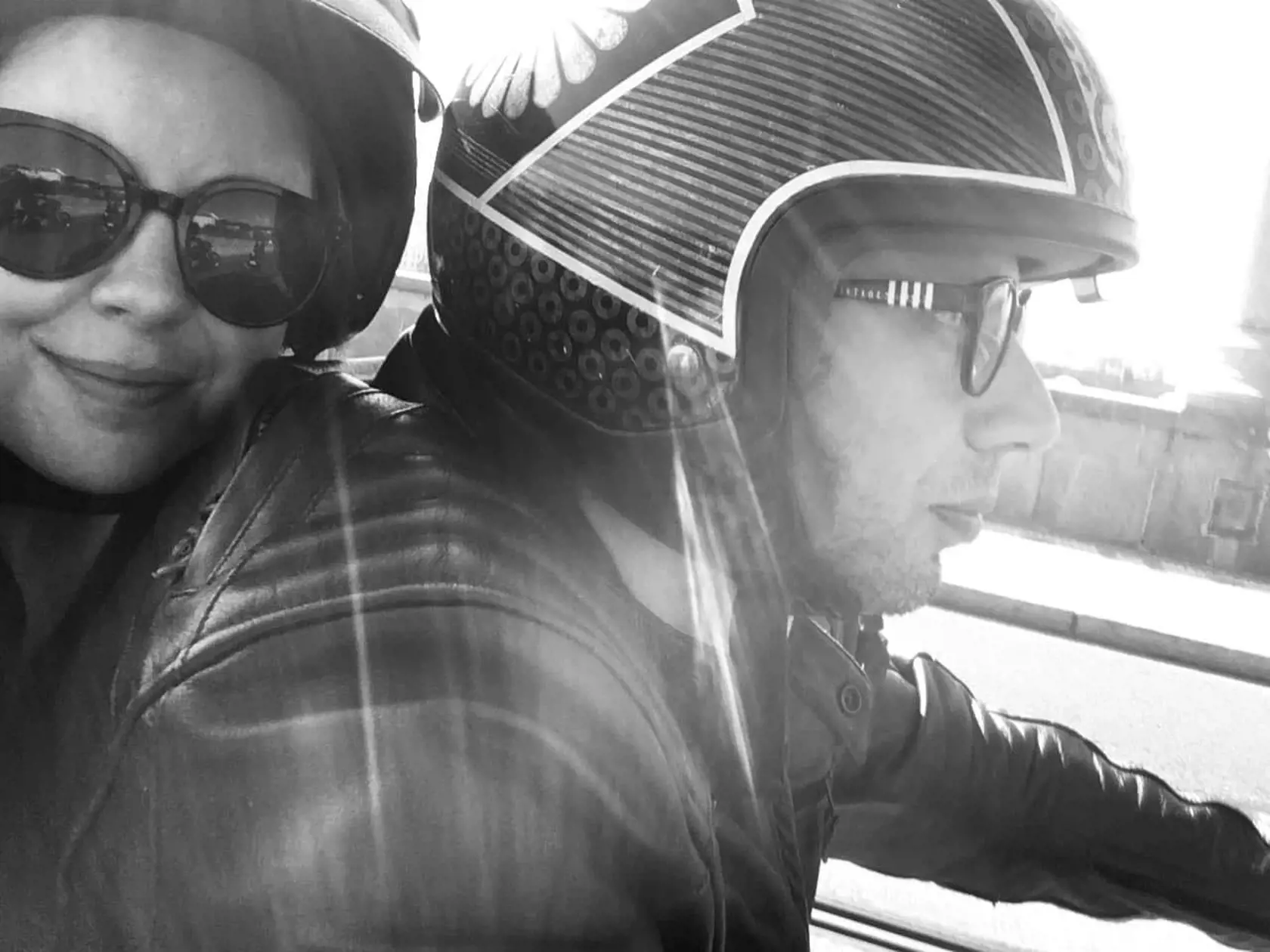 Partneri milujú jazdu na motorke.