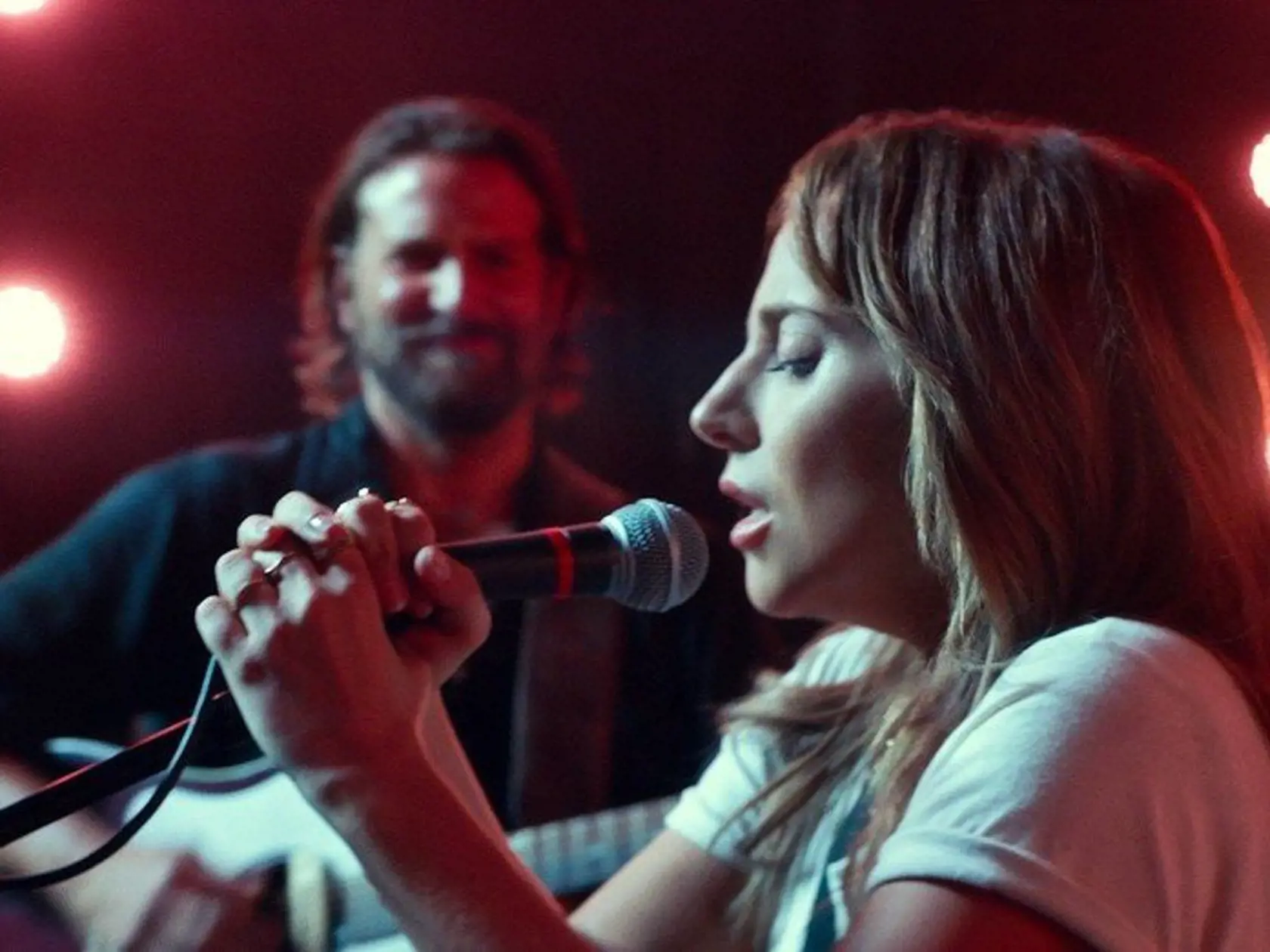 Titulná pieseň "Shallow" k filmu Zrodila sa hviezda vyvolala ošiaľ.