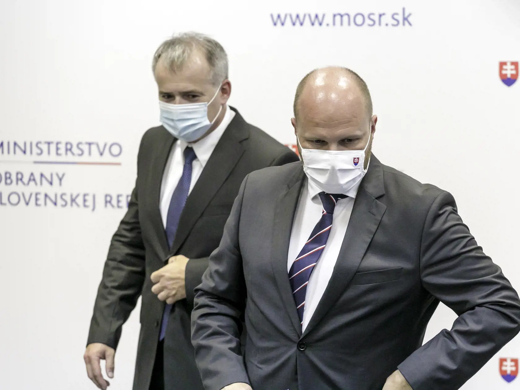 Na snímke sprava minister obrany SR Jaroslav Naď (OĽaNO) a nový riaditeľ Vojenského spravodajstva brigádny generál Róbert Kleštinec počas tlačovej konferencie v Bratislave v stredu 16. septembra 2020.