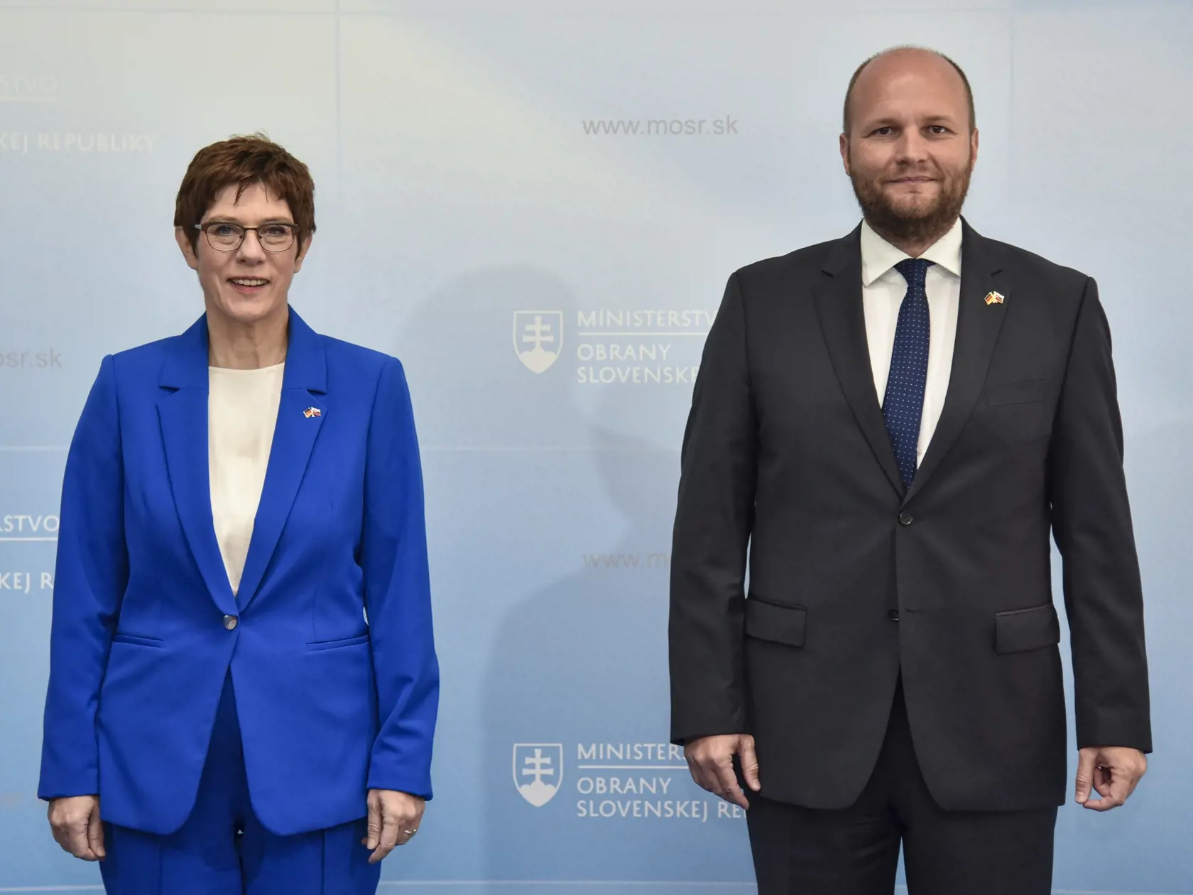 Na snímke zľava nemecká ministerka obrany Annegret Krampová - Karrenbauerová a minister obrany SR Jaroslav Naď počas oficiálnej návštevy v Bratislave v piatok 17. júla 2020.