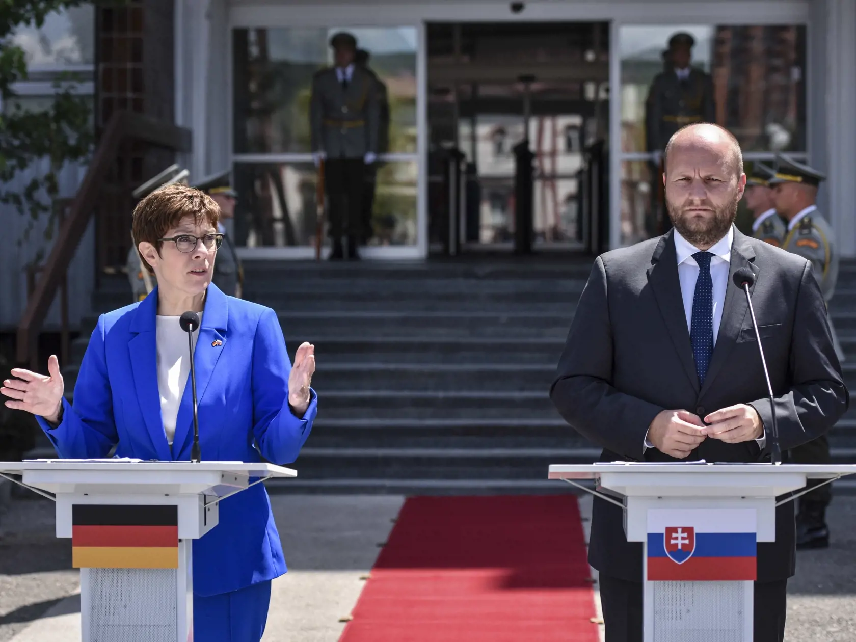 Na snímke zľava nemecká ministerka obrany Annegret Krampová - Karrenbauerová a minister obrany SR Jaroslav Naď počas spoločnej tlačovej konferencie v Bratislave v piatok 17. júla 2020.