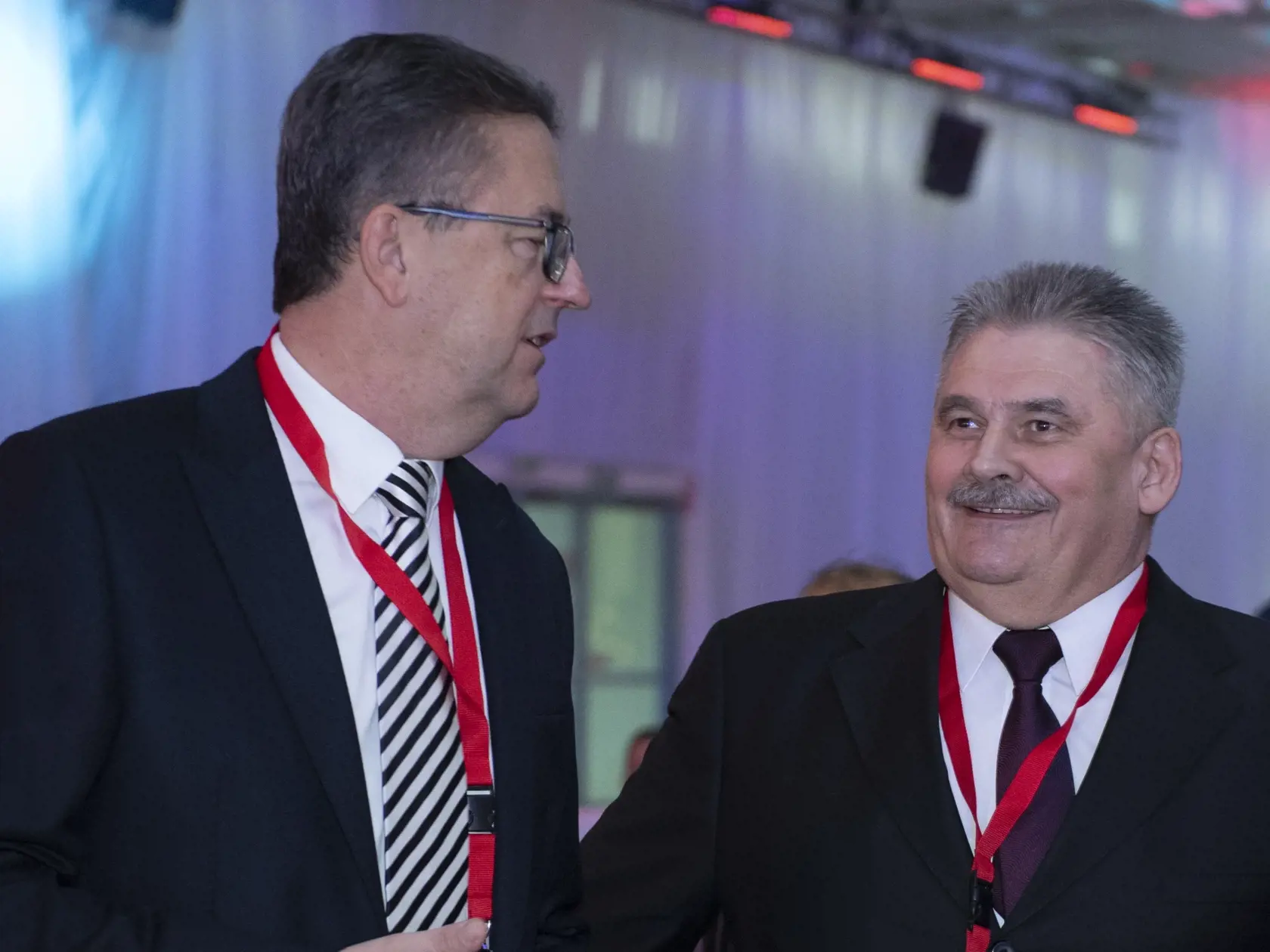 Na snímke vpravo Ján Richter a vľavo Martin Glváč na slávnostnom sneme strany Smer-SD v sbotu 7. decembra 2019 v Bratislave.