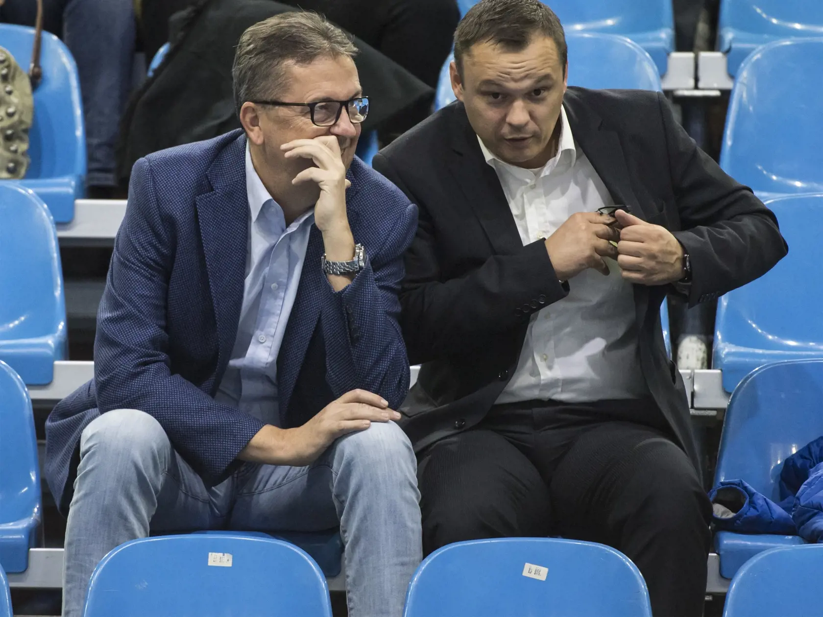 Na snímke podpredseda parlamentu Martin Glváč (vľavo) sleduje zápas svojho syna Andreja Glváča proti krajanovi Filipovi Horanskému v 1. kole dvojhry mužov na tenisovom turnaji Peugeot Slovak Open 4. novembra 2019 v Bratislave.