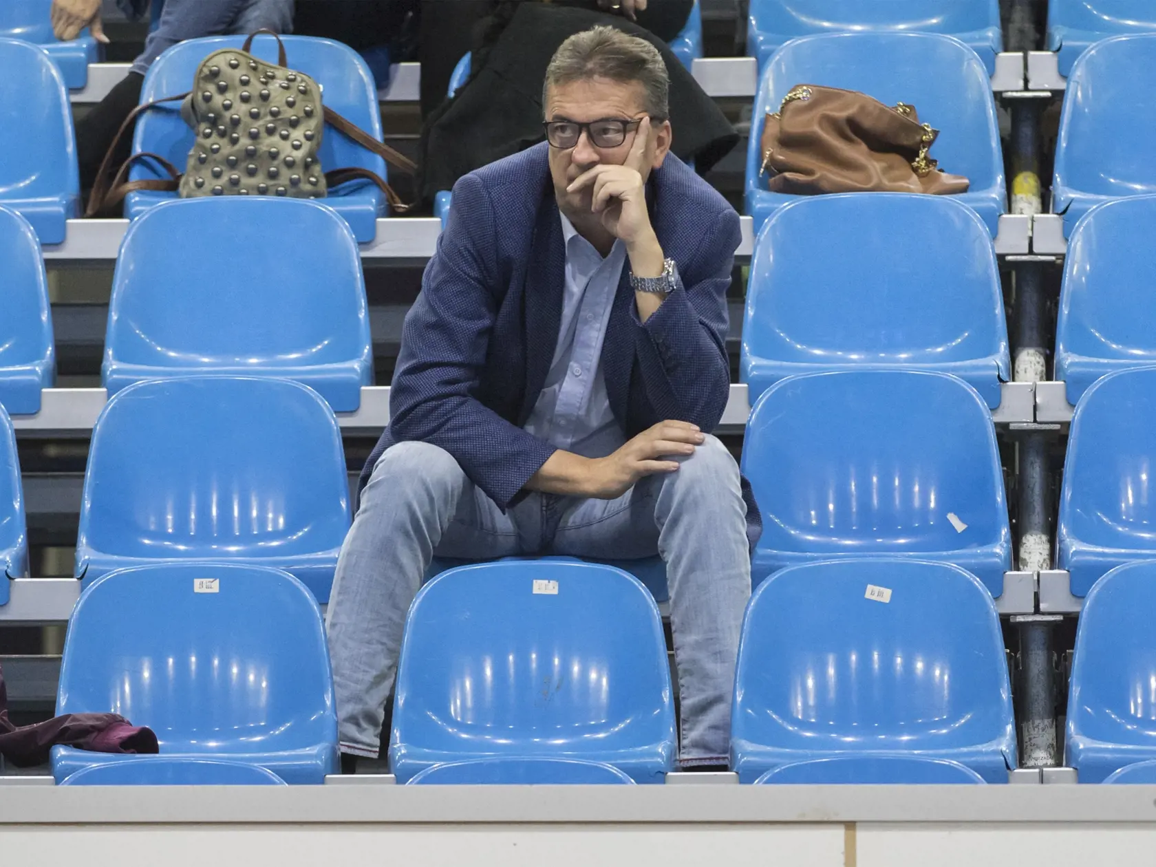 Na snímke podpredseda parlamentu Martin Glváč sleduje zápas svojho syna Andreja Glváča proti krajanovi Filipovi Horanskému v 1. kole dvojhry mužov na tenisovom turnaji Peugeot Slovak Open 4. novembra 2019 v Bratislave.