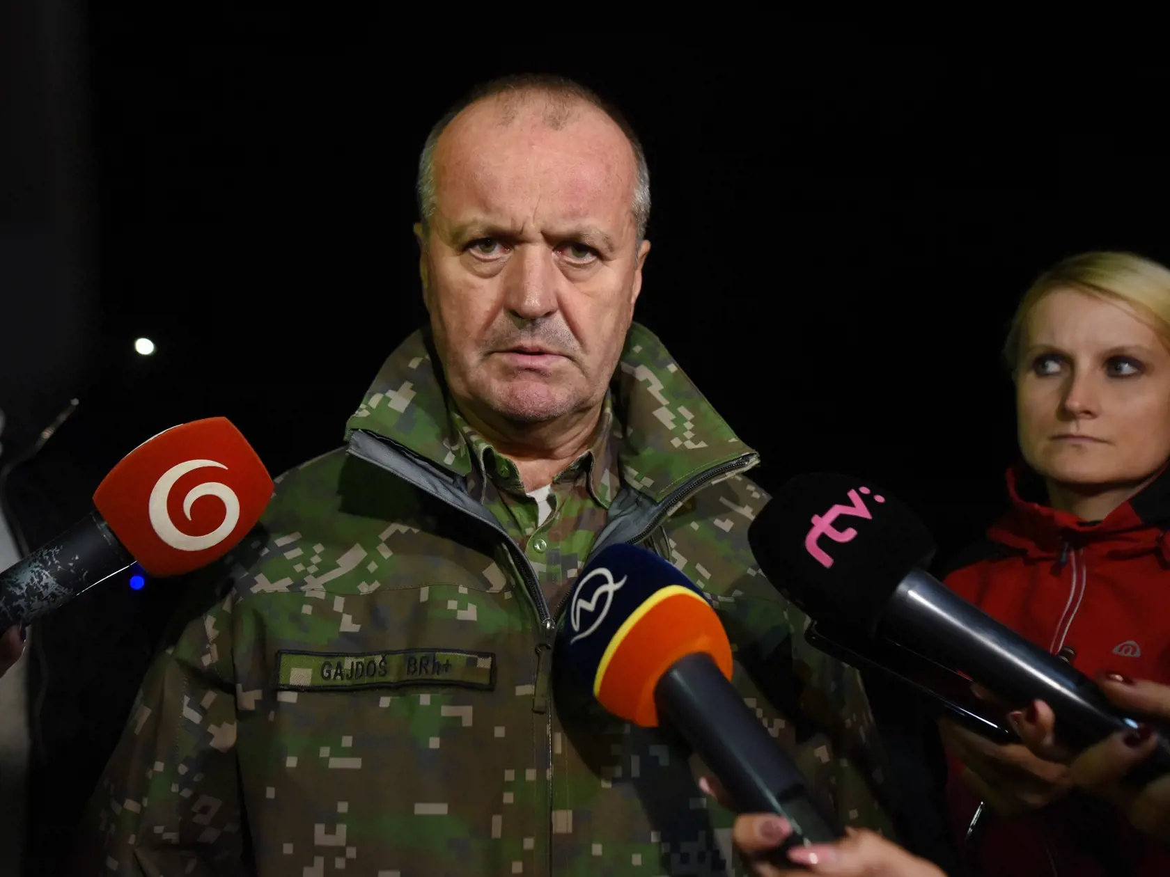 Minister obrany Peter Gajdoš odpovedá na otázky novinárov po ukončení obhliadky miesta pádu stíhacieho lietadla MiG-29.
