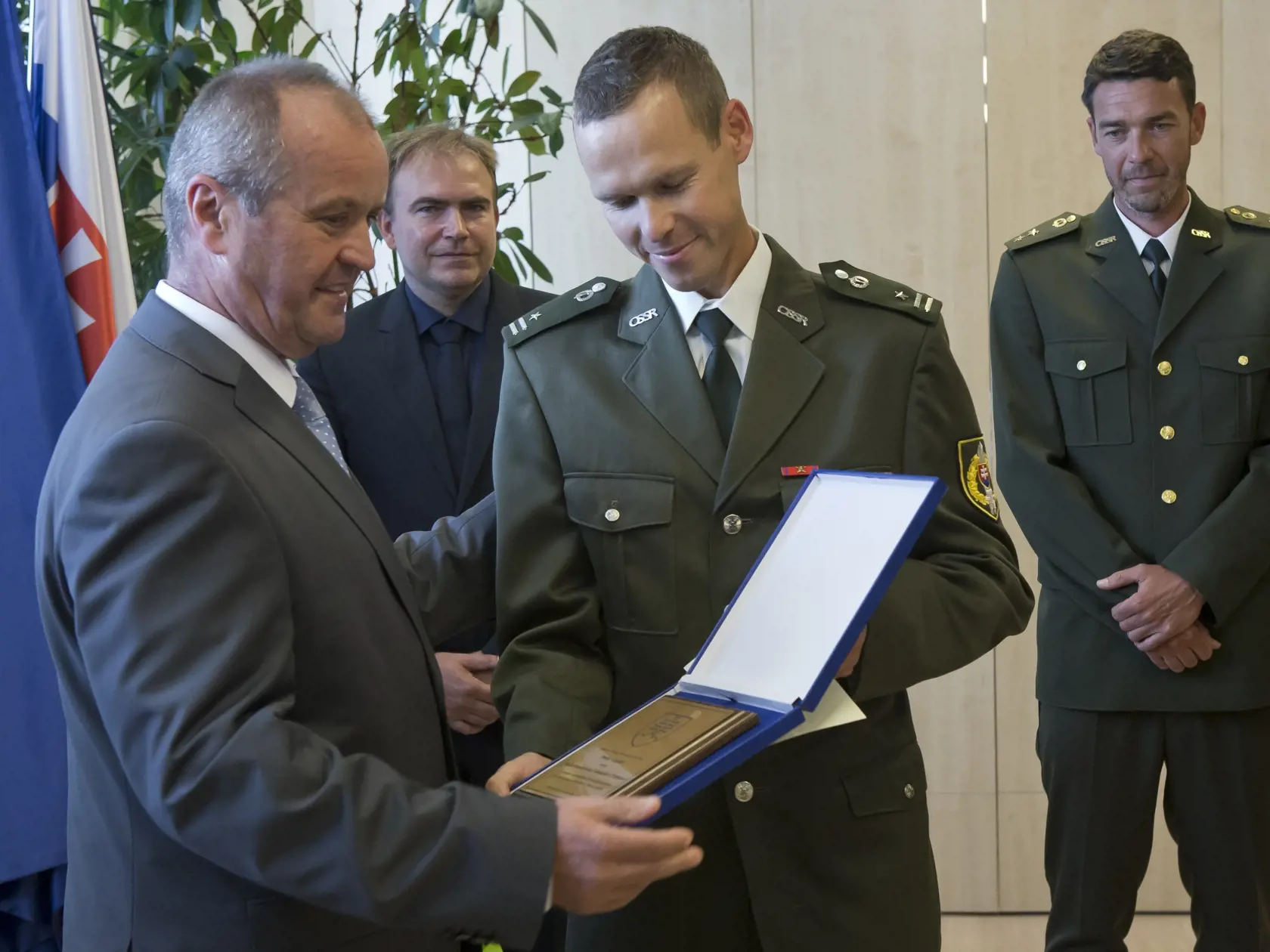 Minister obrany SR Peter Gajdoš vyznamenal olympionikov vojenskeho sportoveho klubu DUKLA Banska Bystrica. Specialny darcek v podobe giroskopickeho vozidla (SEGWAY) dostal od ministra chodec Matej Toth.