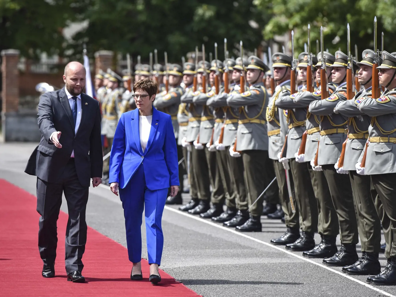Na snímke zľava minister obrany SR Jaroslav Naď a  nemecká ministerka obrany Annegret Krampová - Karrenbauerová počas oficiálnej návštevy v Bratislave v piatok 17. júla 2020.