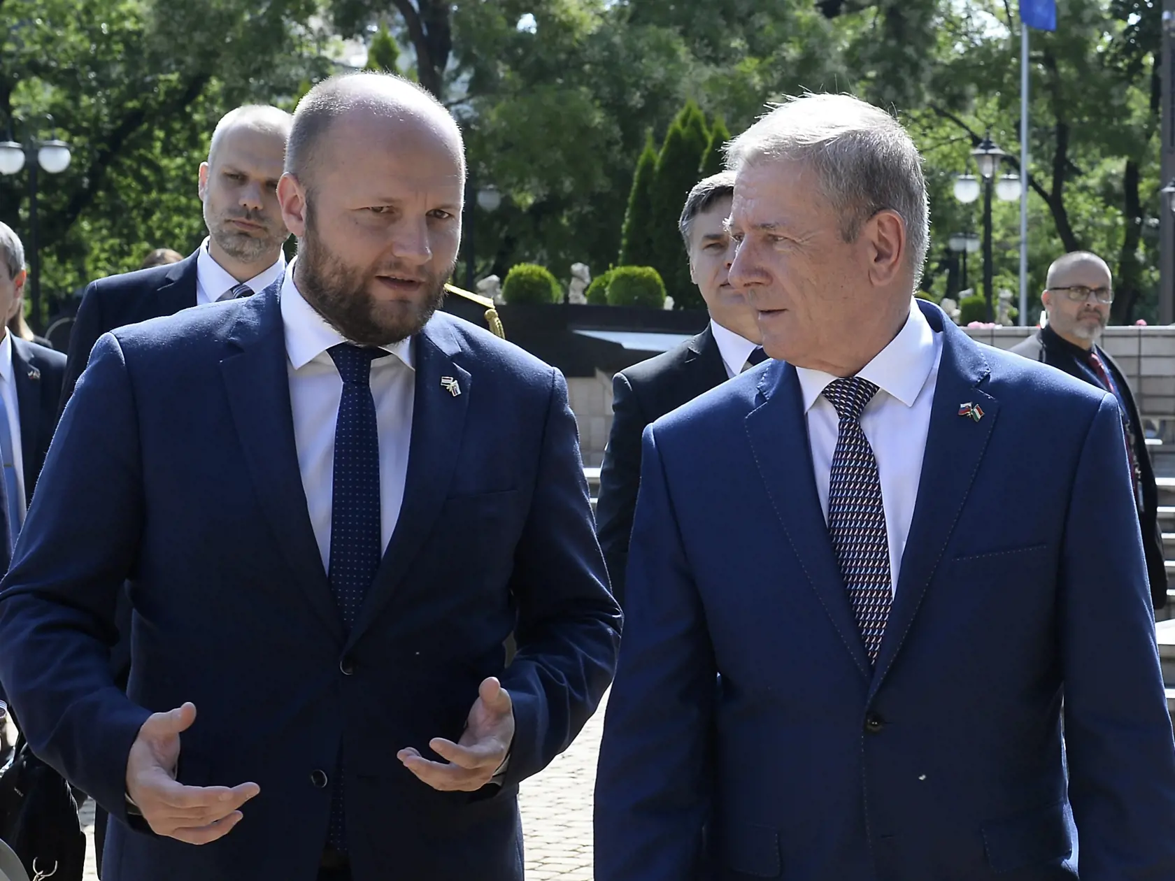 Slovenský minister obrany Jaroslav Naď (vľavo) a jeho maďarský rezortný kolega Tibor Benkő počas stretnutia v Budapešti v utorok 22. júla 2020.