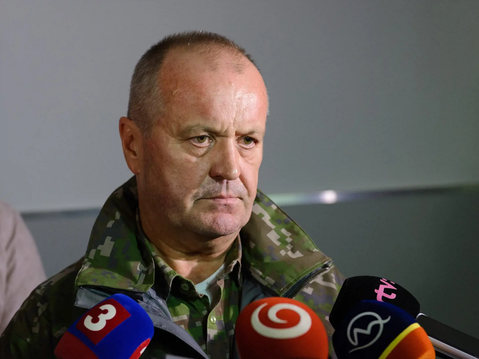 Bývalý minister obrany Peter Gajdoš odpovedal na otázky novinárov po ukončení obhliadky miesta pádu stíhacieho lietadla MiG-29.
