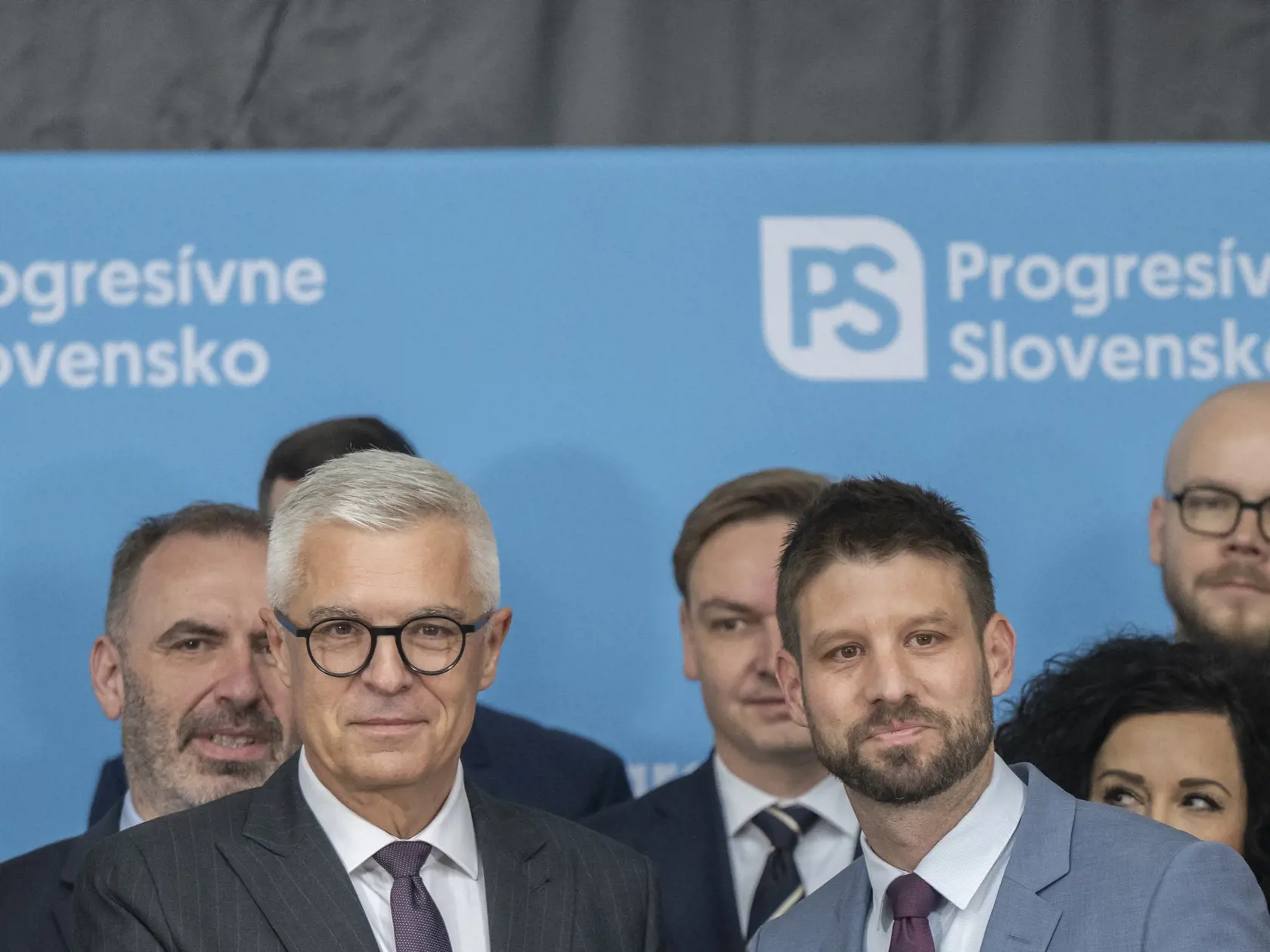 Na snímke zľava bývalý minister zahraničných vecí a neúspešný prezidentský kandidát Ivan Korčok a líder Progresívneho Slovenska (PS) Michal Šimečka počas tlačovej konferencie v Bratislave 11. novembra 2024. Do opozičného hnutia PS vstupuje exminister zahraničných vecí a neúspešný prezidentský kandidát Ivan Korčok. FOTO TASR - Martin Baumann