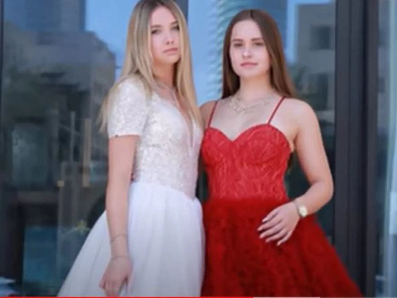 Shania zapózovala v bielych šatách a Davina zas v červenej róbe.