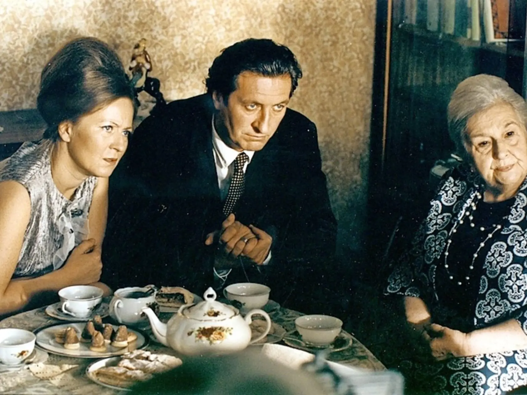 Bolek Polívka hral brata Miroslava Donutila, Stela Zázvorková bola ich filmová mama a Simona Stašová nevesta a švagriná.