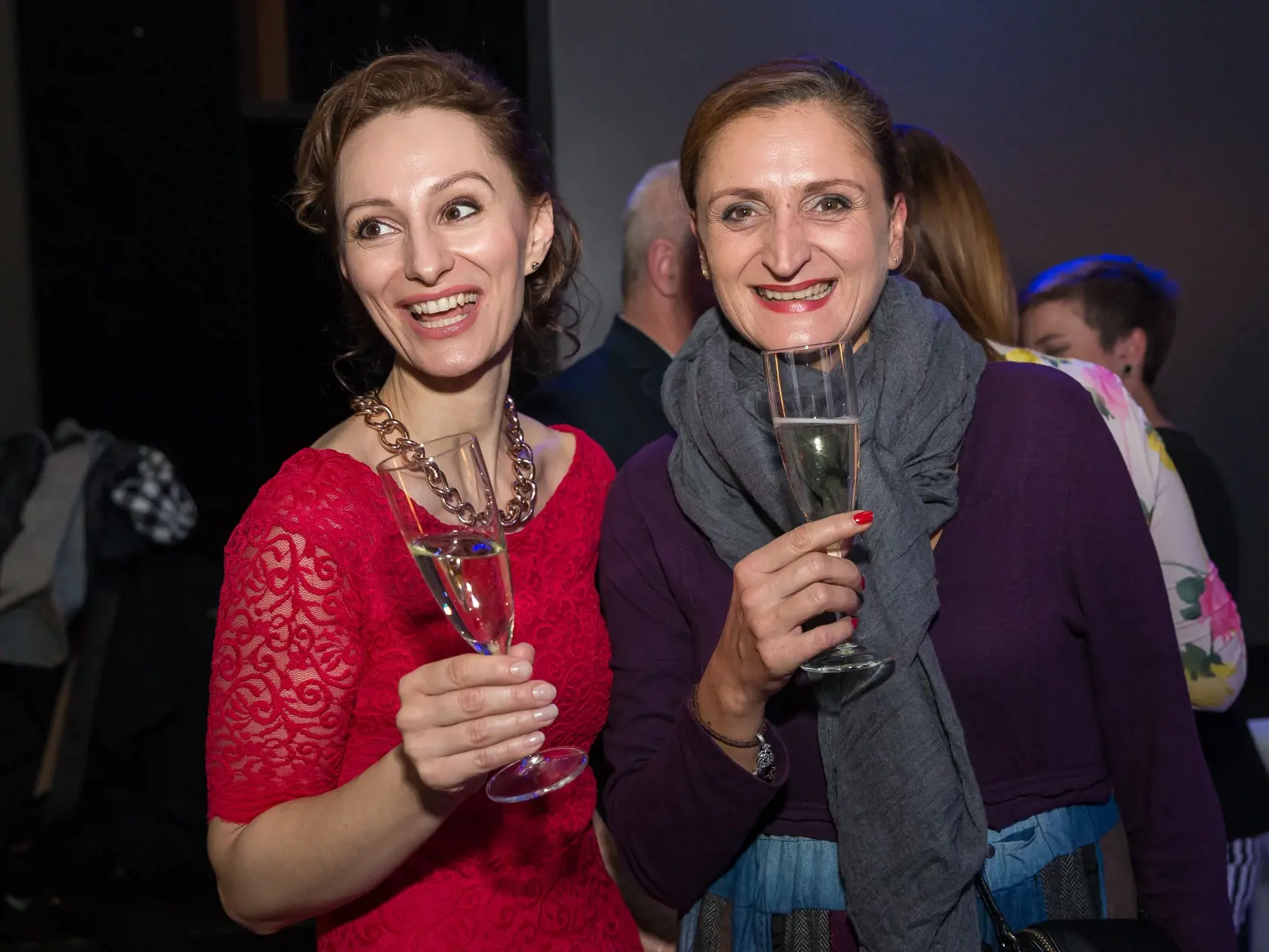 Karin a Lucia v divadle.