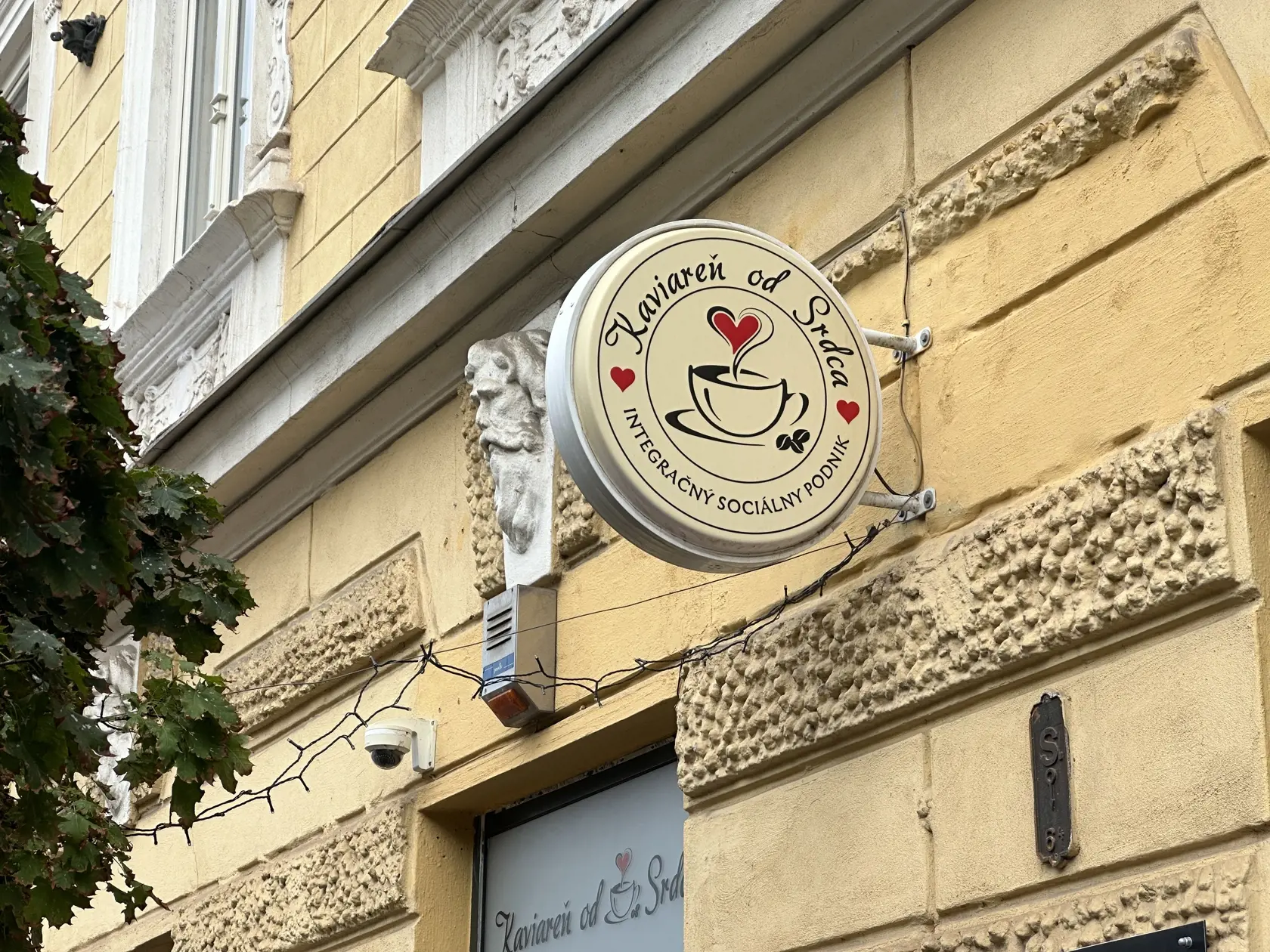 Kaviareň od srdca je na Hlavnej ulici v Košiciach.