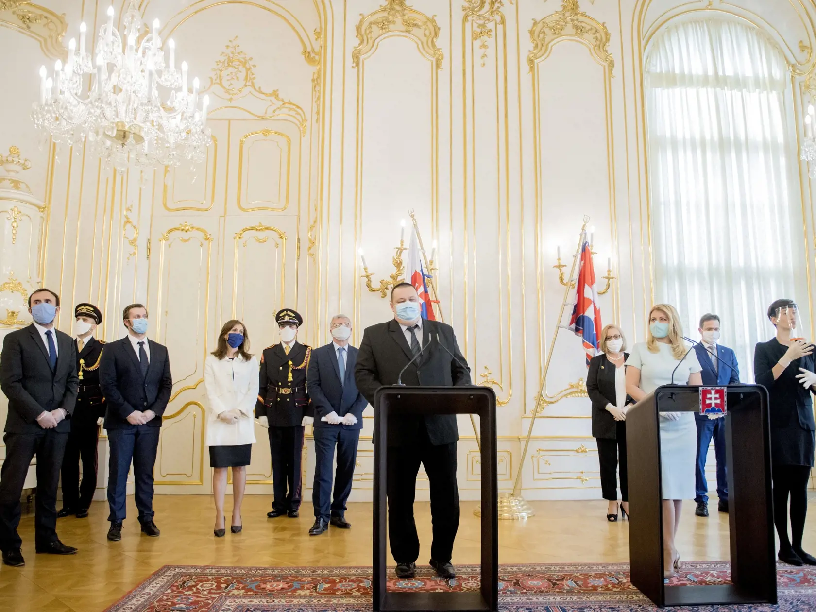 Prezidentka SR Zuzana Čaputová (druhá sprava),  tlmočníčka do posunkového jazyka Barbara Randušková (vpravo) a hlavný hygienik SR Ján Mikas (tretí sprava) počas spoločnej tlačovej konferencie po stretnutí s odborníkmi na epidemiológiu a ekonomiku v Prezidentskom paláci v Bratislave v utorok 14. apríla 2020. Na stretnutí s hlavou štátu sa zúčastnili exministerka zdravotníctva Andrea Kalavská (štvrtá zľava), epidemiologička Zuzana Krištúfková (v pozadí druhá sprava), riaditeľ Inštitútu zdravotnej 