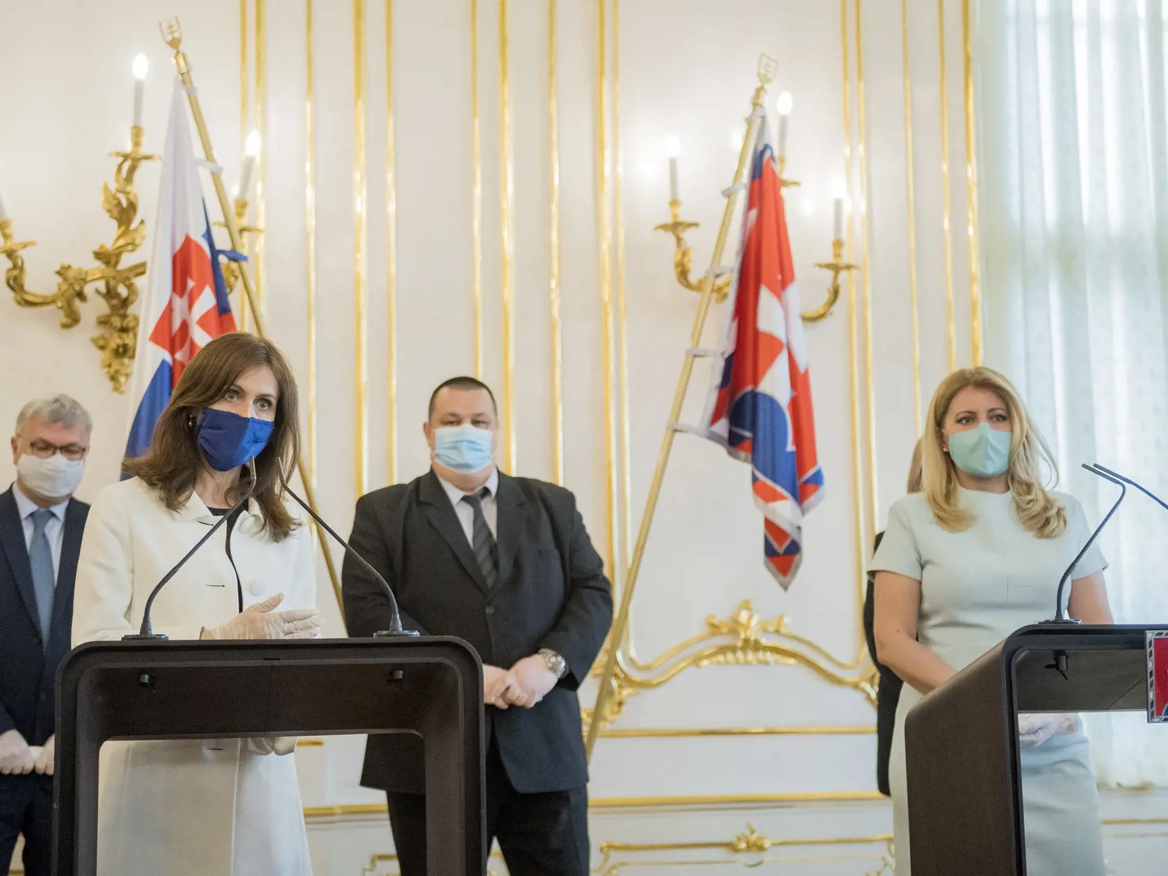 Sprava prezidentka SR Zuzana Čaputová, hlavný hygienik SR Ján Mikas, exministerka zdravotníctva Andrea Kalavská a predseda Rady pre rozpočtovú zodpovednosť Ivan Šramko s ochrannými rúškami počas spoločnej tlačovej konferencie po stretnutí s odborníkmi na epidemiológiu a ekonomiku v Prezidentskom paláci v Bratislave v utorok 14. apríla 2020. Na stretnutí s hlavou štátu sa zúčastnili Andrea Kalavská, Zuzana Krištúfková, Ján Mikas, Martin Smatana, Ľudovít Ódor, Ivan Šramko, Štefan Kišš a Lívia Vašá