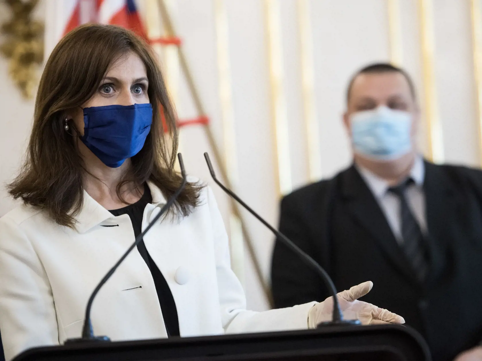 Prezidentka SR Zuzana Čaputová sa stretla s odborníkmi na epidemiológiu a ekonomiku. Na snímke zľava bývalá ministerka zdravotníctva SR Andrea Kalavská a hlavný hygienik SR Ján Mikas s ochrannými rúškami počas spoločnej tlačovej konferencie po stretnutí v Prezidentskom paláci v Bratislave v utorok 14. apríla 2020. Na stretnutí s hlavou štátu sa zúčastnili Andrea Kalavská, Zuzana Krištúfková, Ján Mikas, Martin Smatana, Ľudovít Ódor, Ivan Šramko, Štefan Kišš a Lívia Vašáková. FOTO TASR - Martin Ba