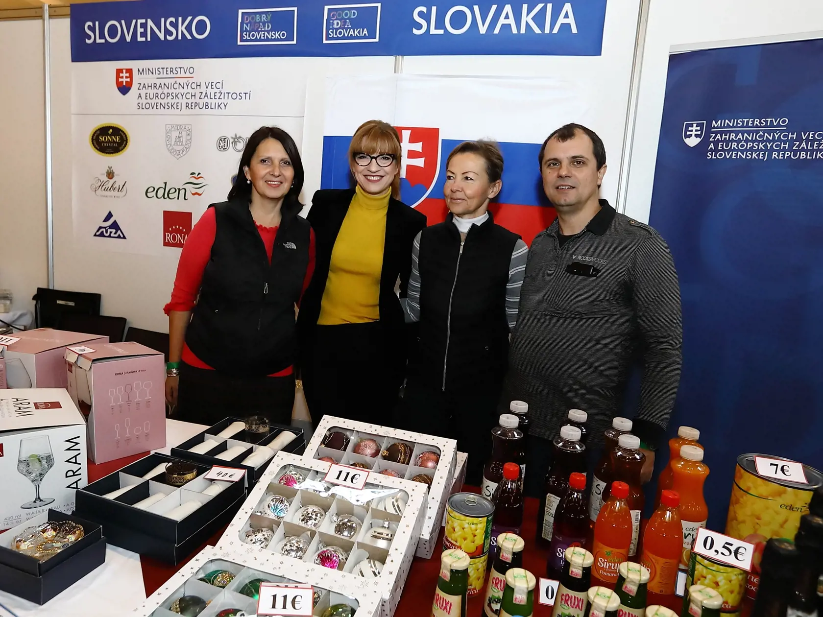 Na snímke 27. dobročinný Vianočný bazár v starej tržnici, ktorý navštívil aj Miroslav Lajčák.