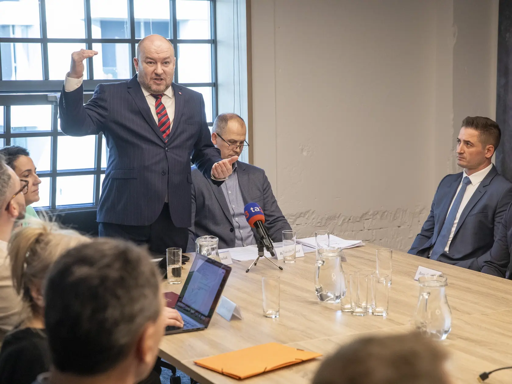Na snimke je prvé zasadnutie Rady pre šport ministra Cestovného ruchu a športu Rudolfa Huliaka.
Minister Rudolf Huliak predstavuje Radu ministra pre šport.