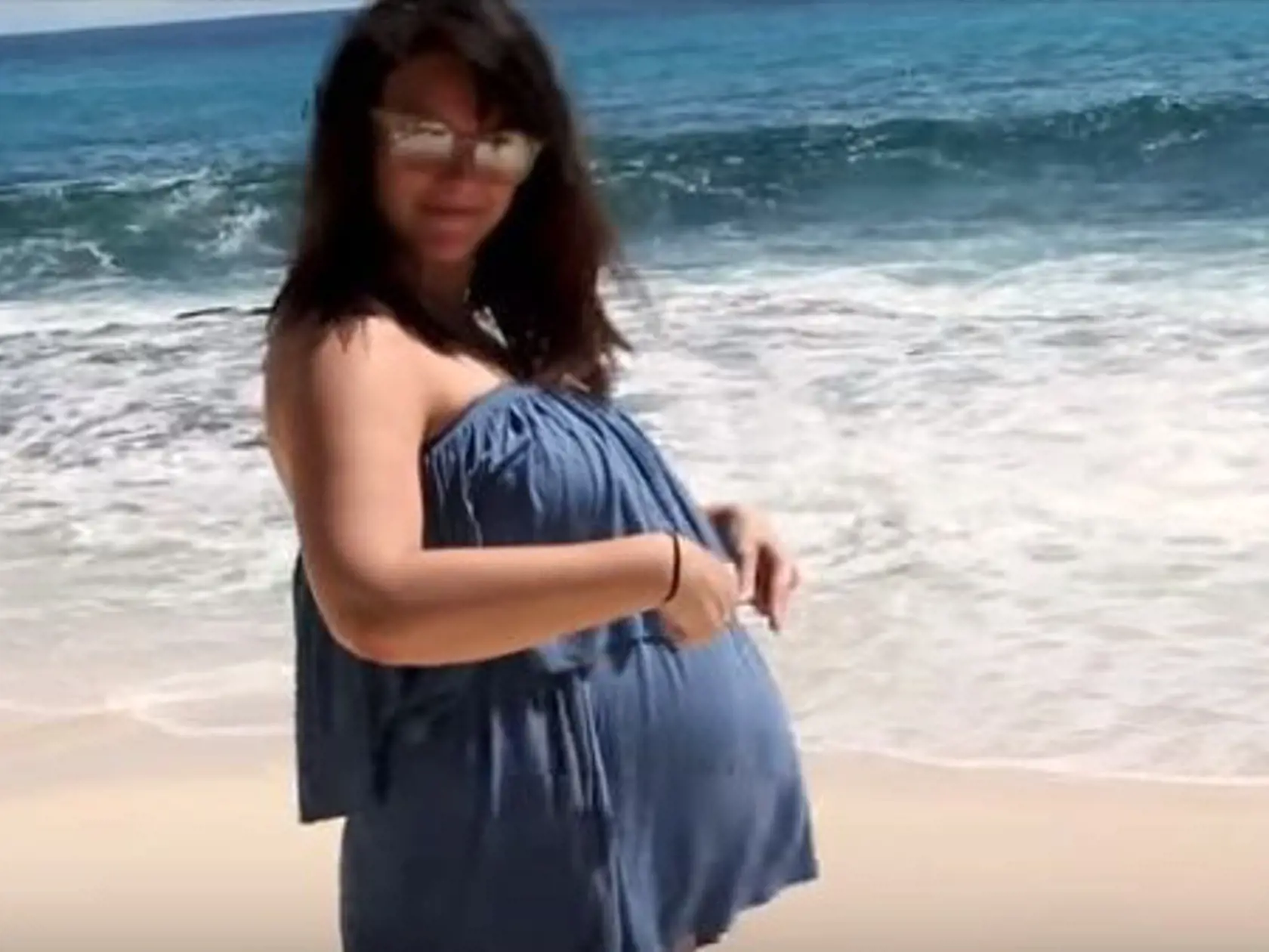 Ewa Farna ukázala tehotenské bruško v dojímavom videoklipe.