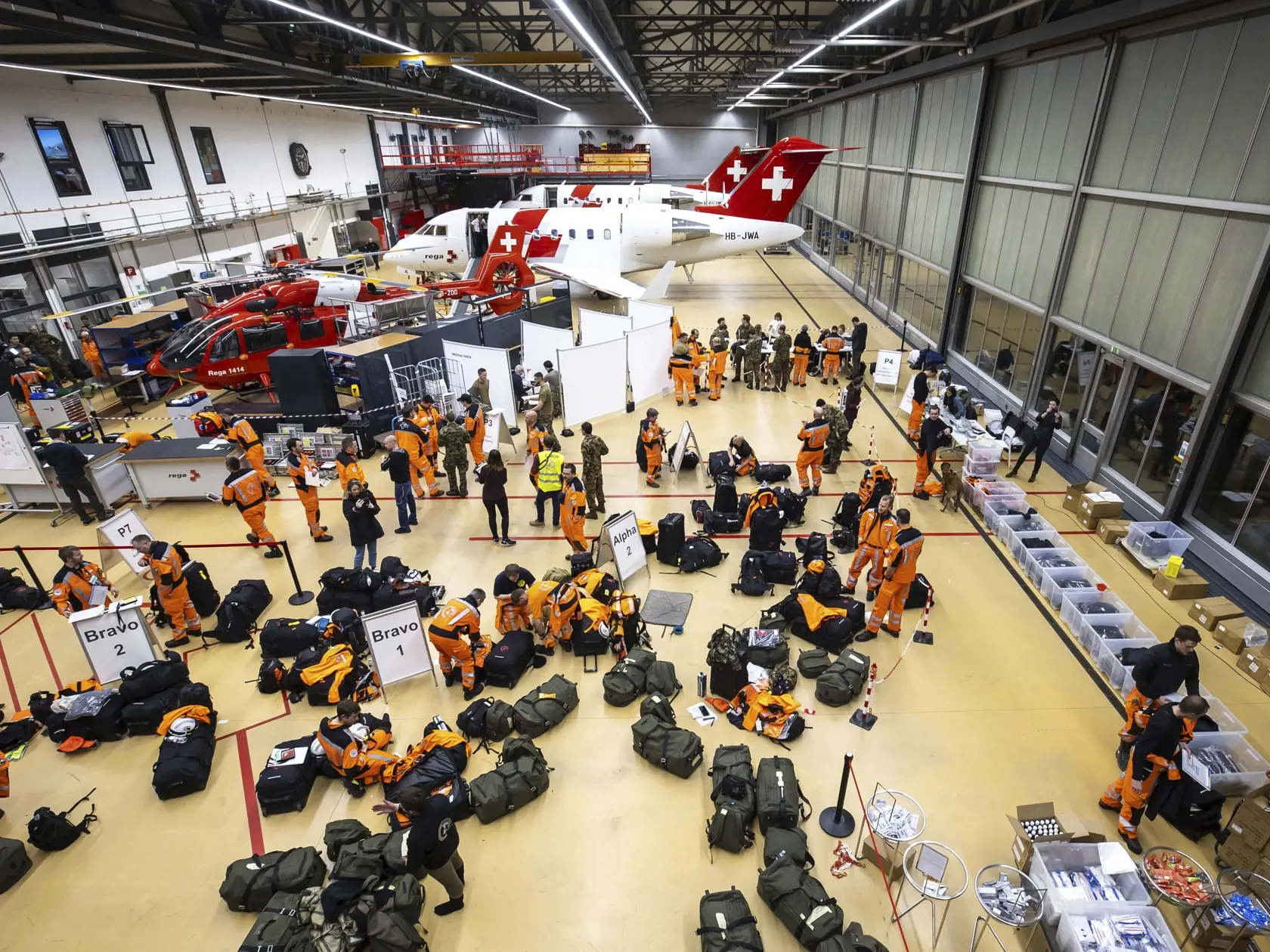 KK35 Zürich - Švajčiarski experti a záchranári so služobnými psami sa pripravujú na odlet do Turecka na letisku v Zürichu 6. februára 2023.