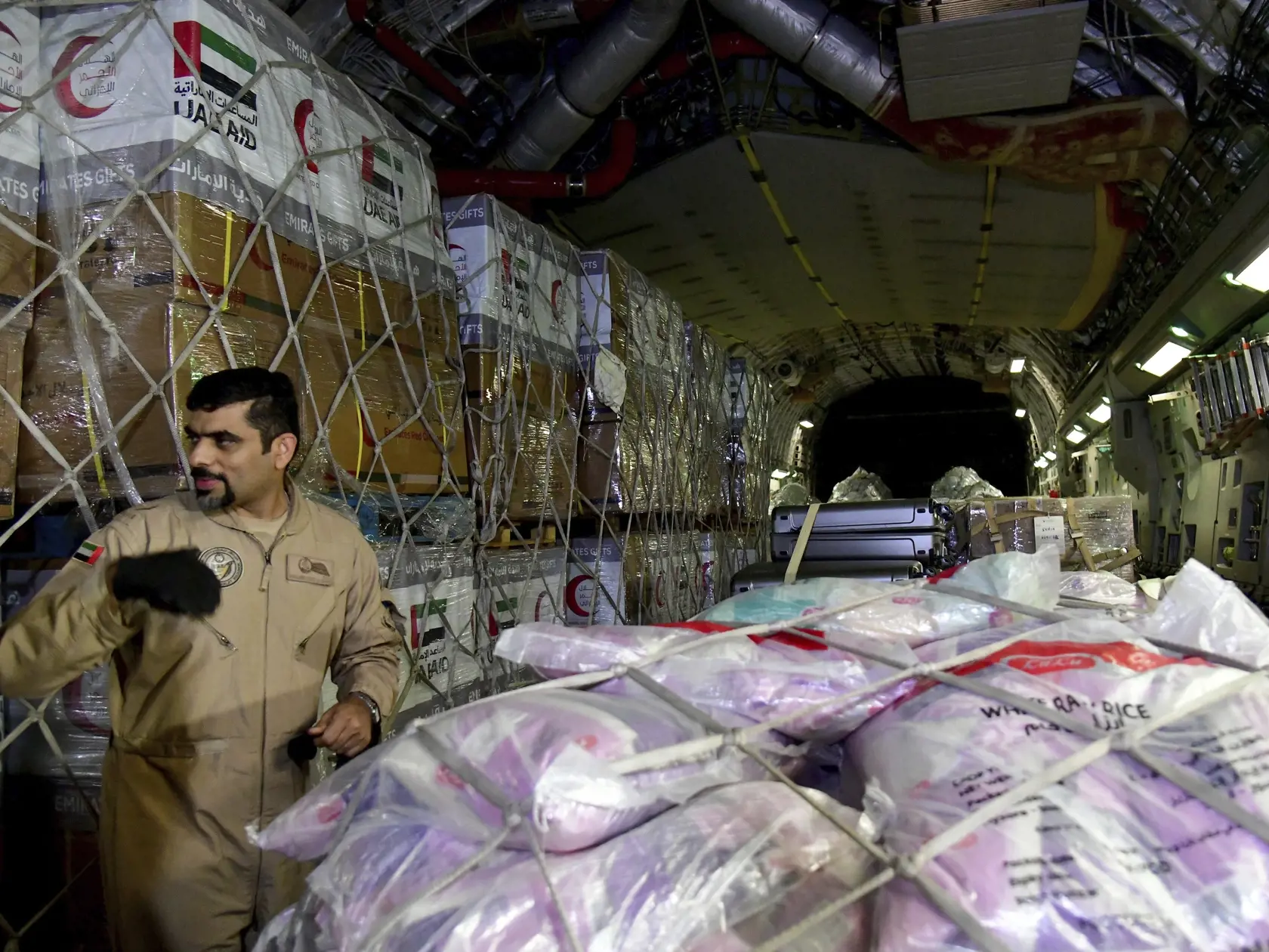 KK7 Damask - Na snímke, ktorú zverejnila sýrska oficiálna tlačová agentúra SANA, lietadlo Spojených arabských emirátov s humanitárnou pomocou pre Sýriu po prílete na letisko v sýrskom Damasku 8. februára 2023.