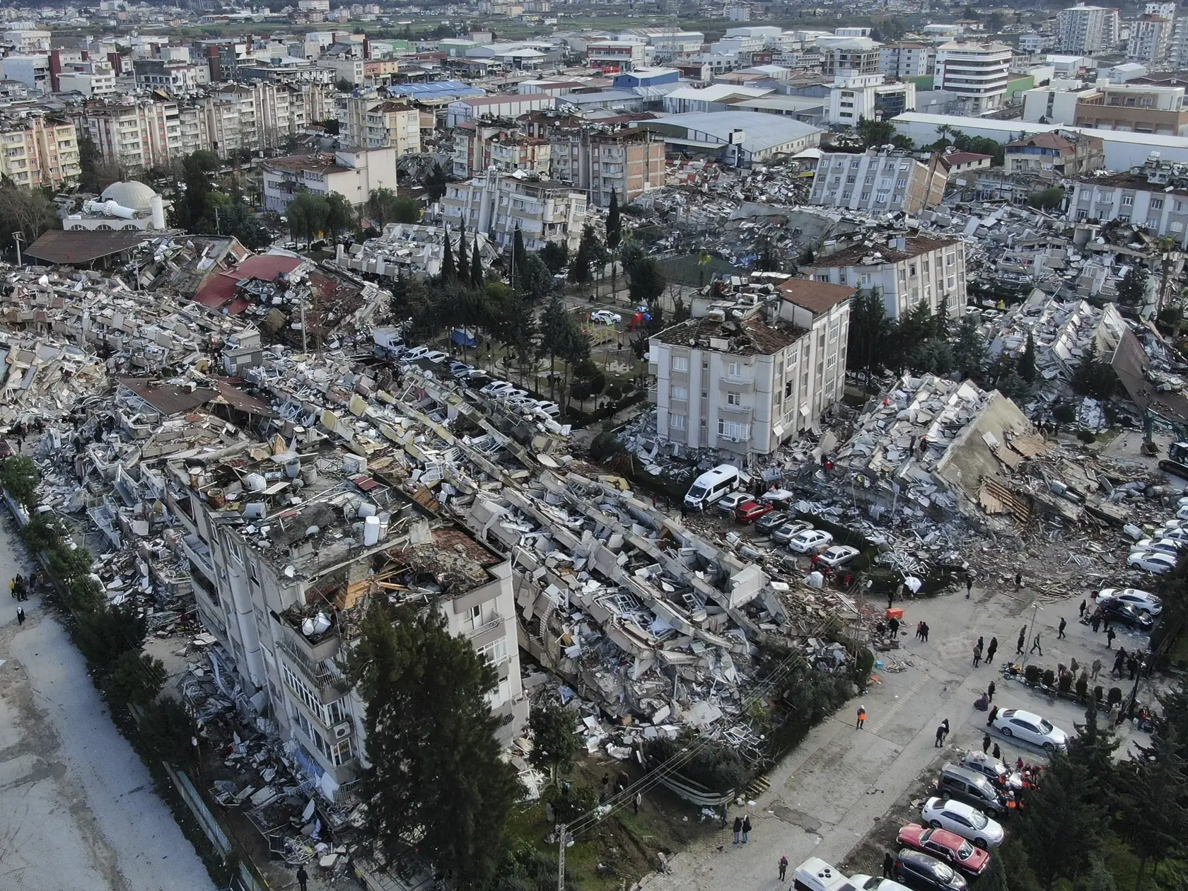 KK27 Hatay - Letecký pohľad na zničené obytné budovy po zemetrasení v tureckom meste Hatay v utorok 7. februára 2023.