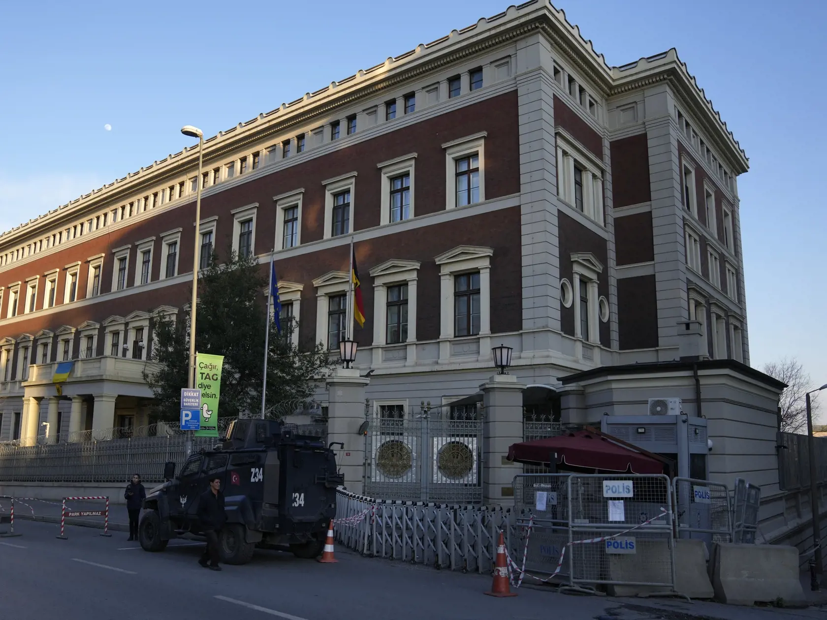 WA 51 &istanbul - Obrnené policajné vozidlo hliadkuje pred nemeckým konzulátom v Istanbule vo štvrtok 2. februára 2023.